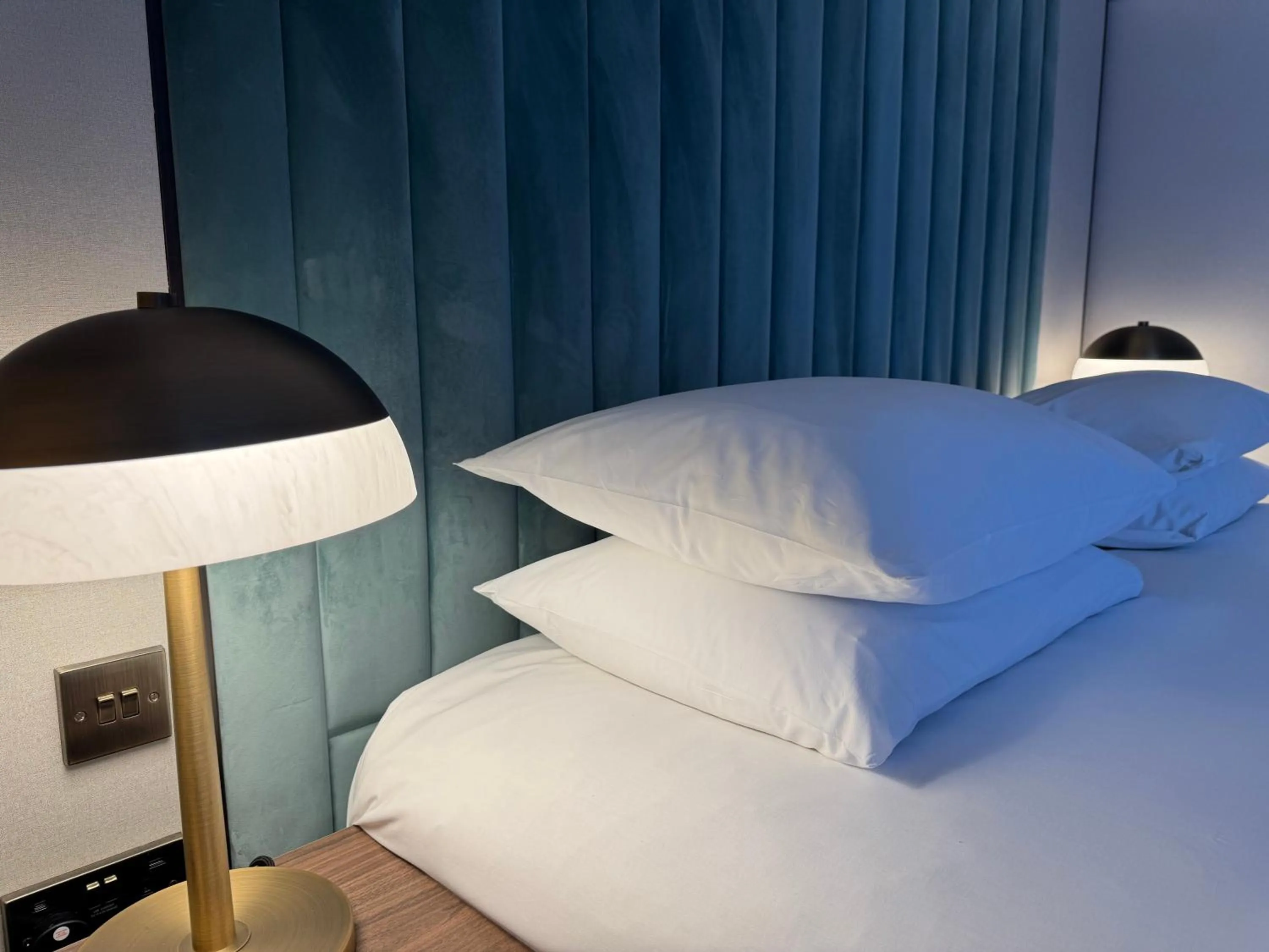 Bed in The Lodge Hotel - Putney