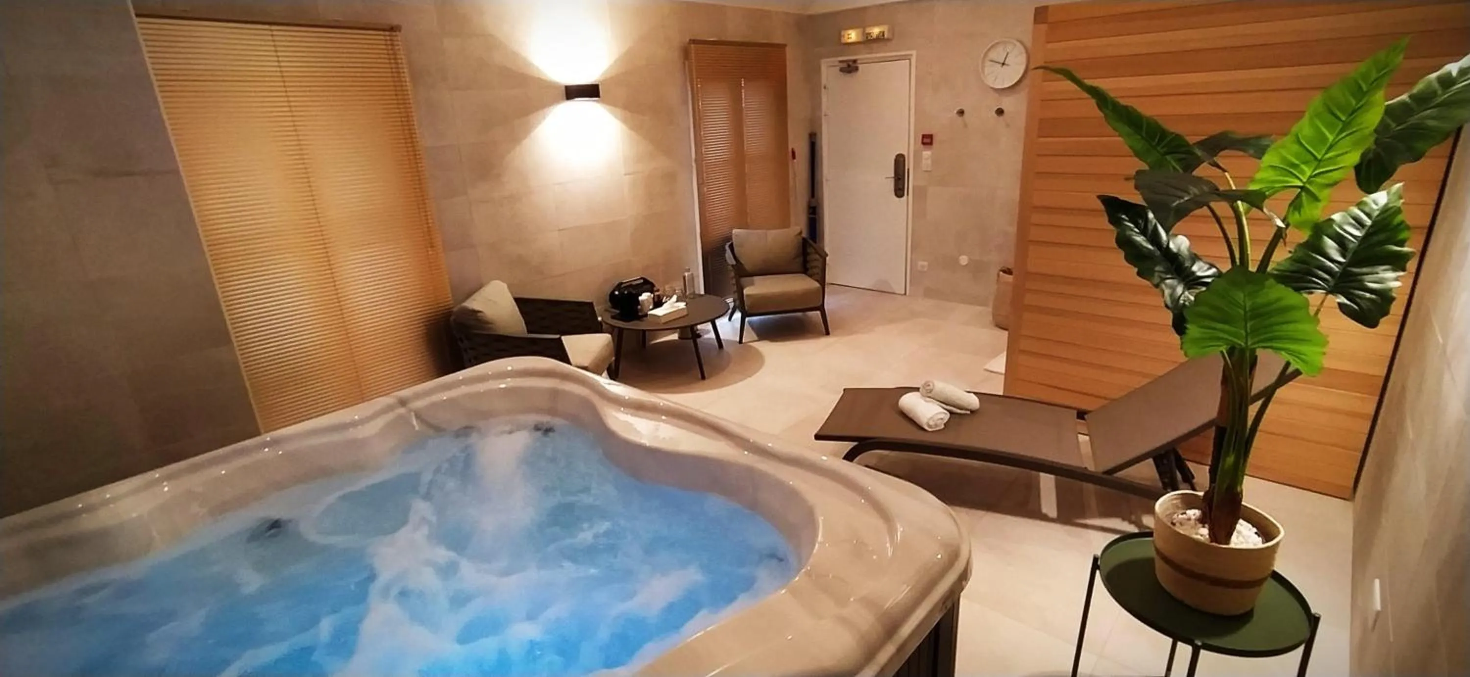 Hot Tub in Hôtel Les Nations The Originals Boutique VICHY