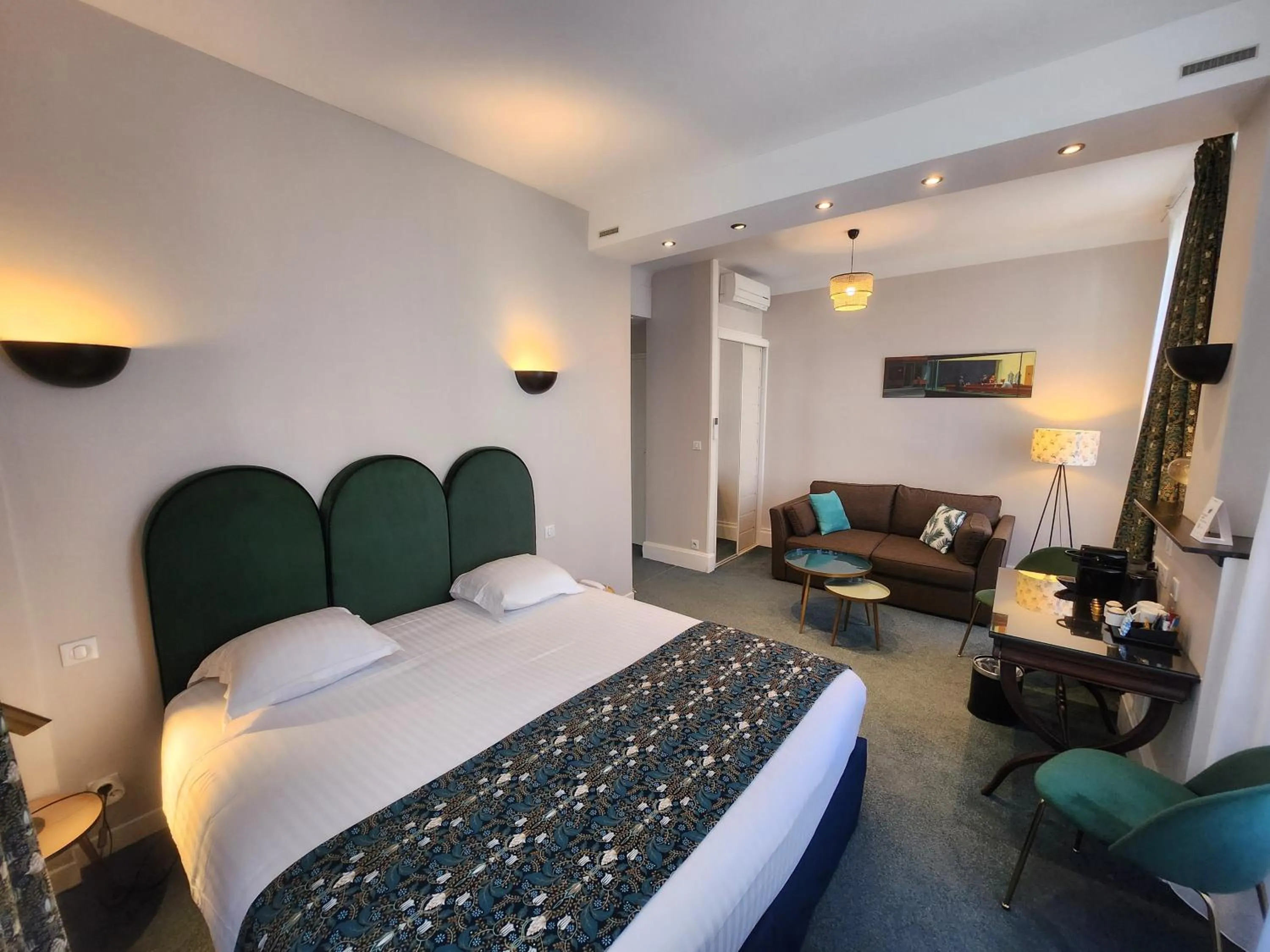 Bedroom, Bed in Hôtel Les Nations The Originals Boutique VICHY