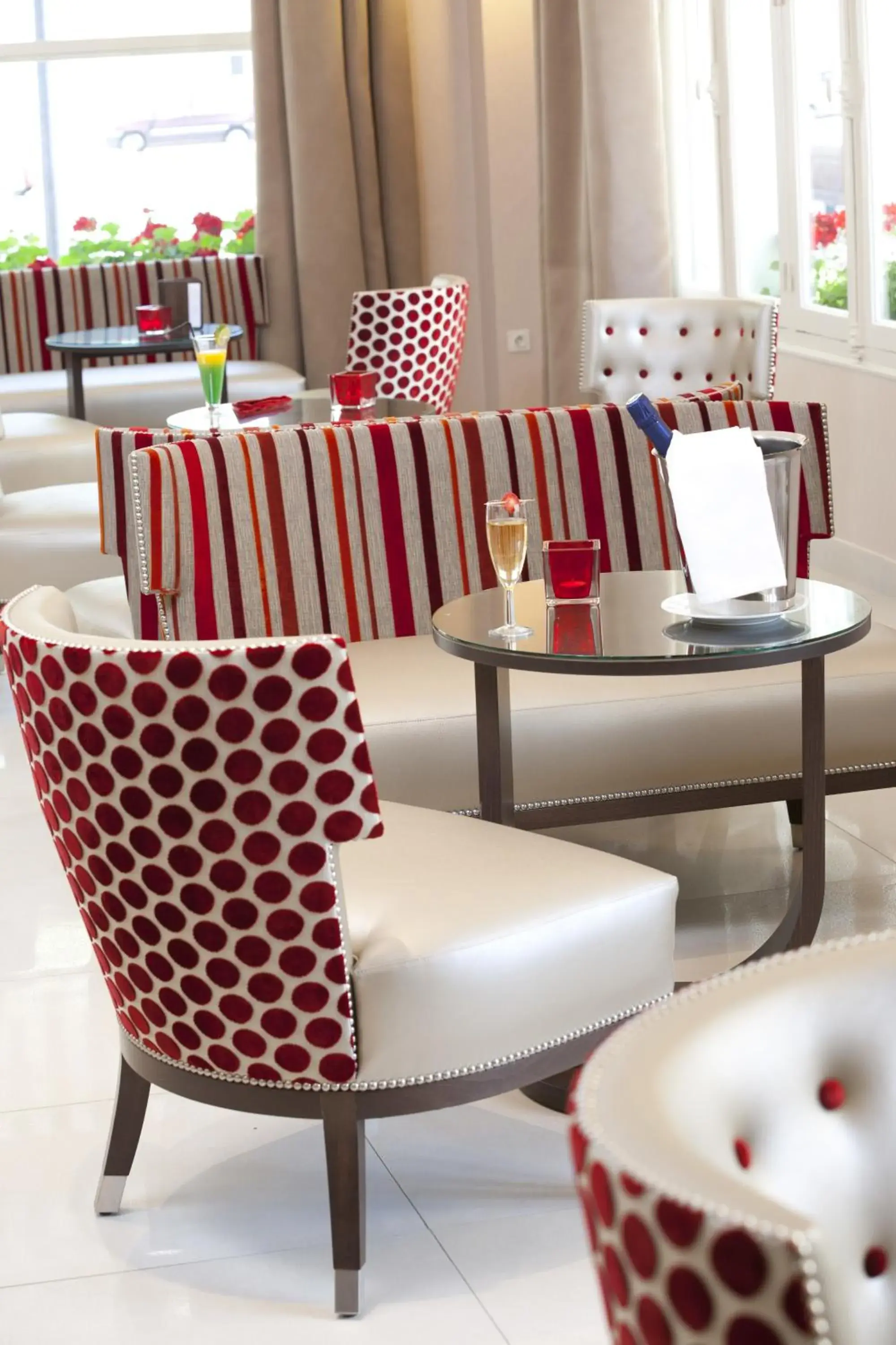 Lobby or reception in Hôtel Les Nations The Originals Boutique VICHY Lobby or reception in Hôtel Les Nations The Originals Boutique VICHY