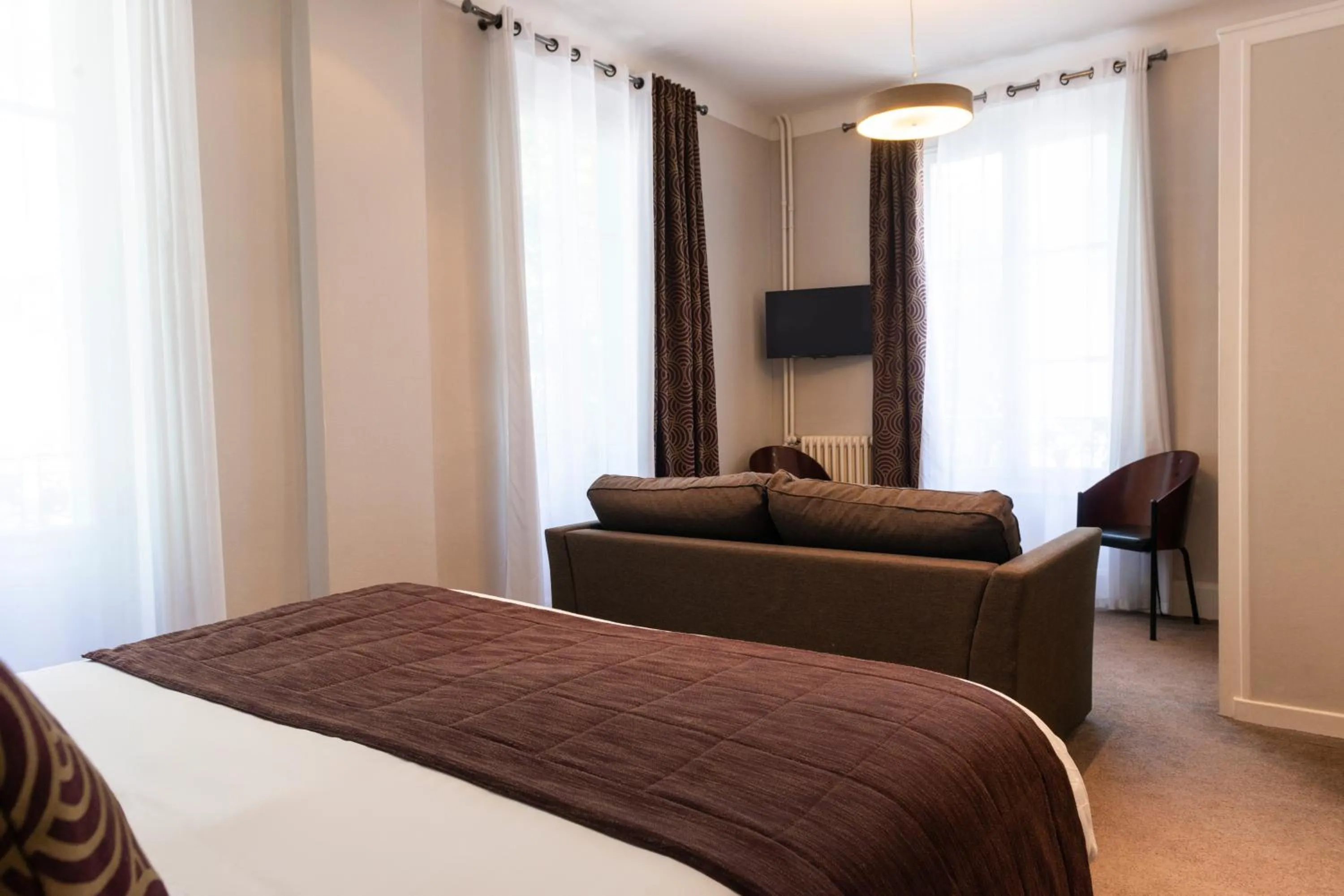 Photo of the whole room, Bed in Hôtel Les Nations The Originals Boutique VICHY