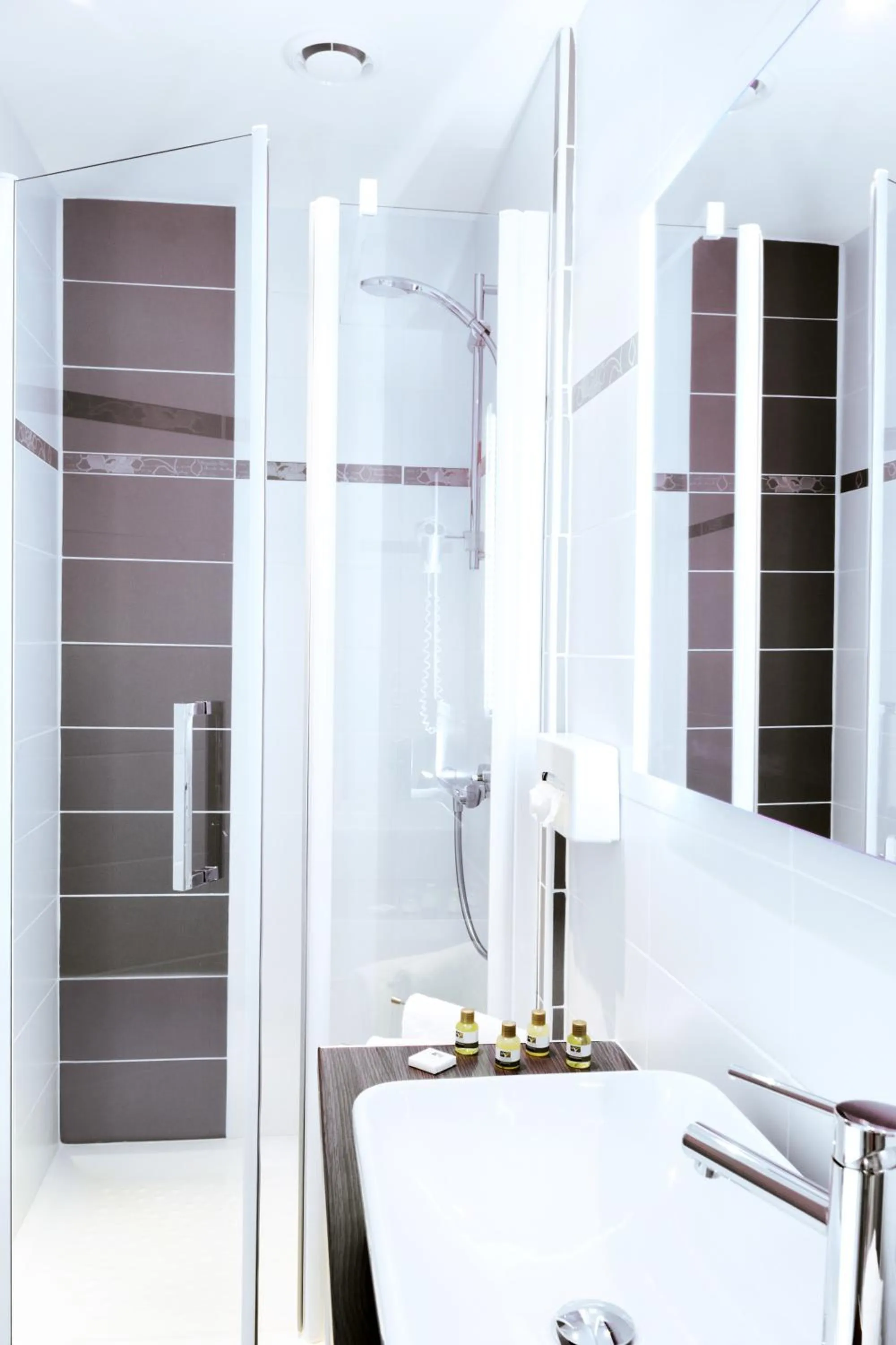 Bathroom in Hôtel Les Nations The Originals Boutique VICHY