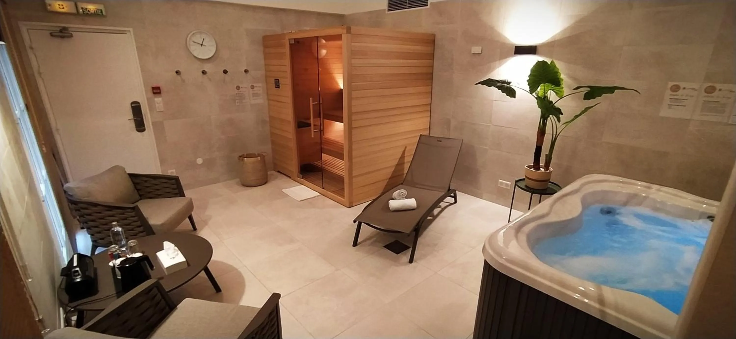 Hot Tub in Hôtel Les Nations The Originals Boutique VICHY