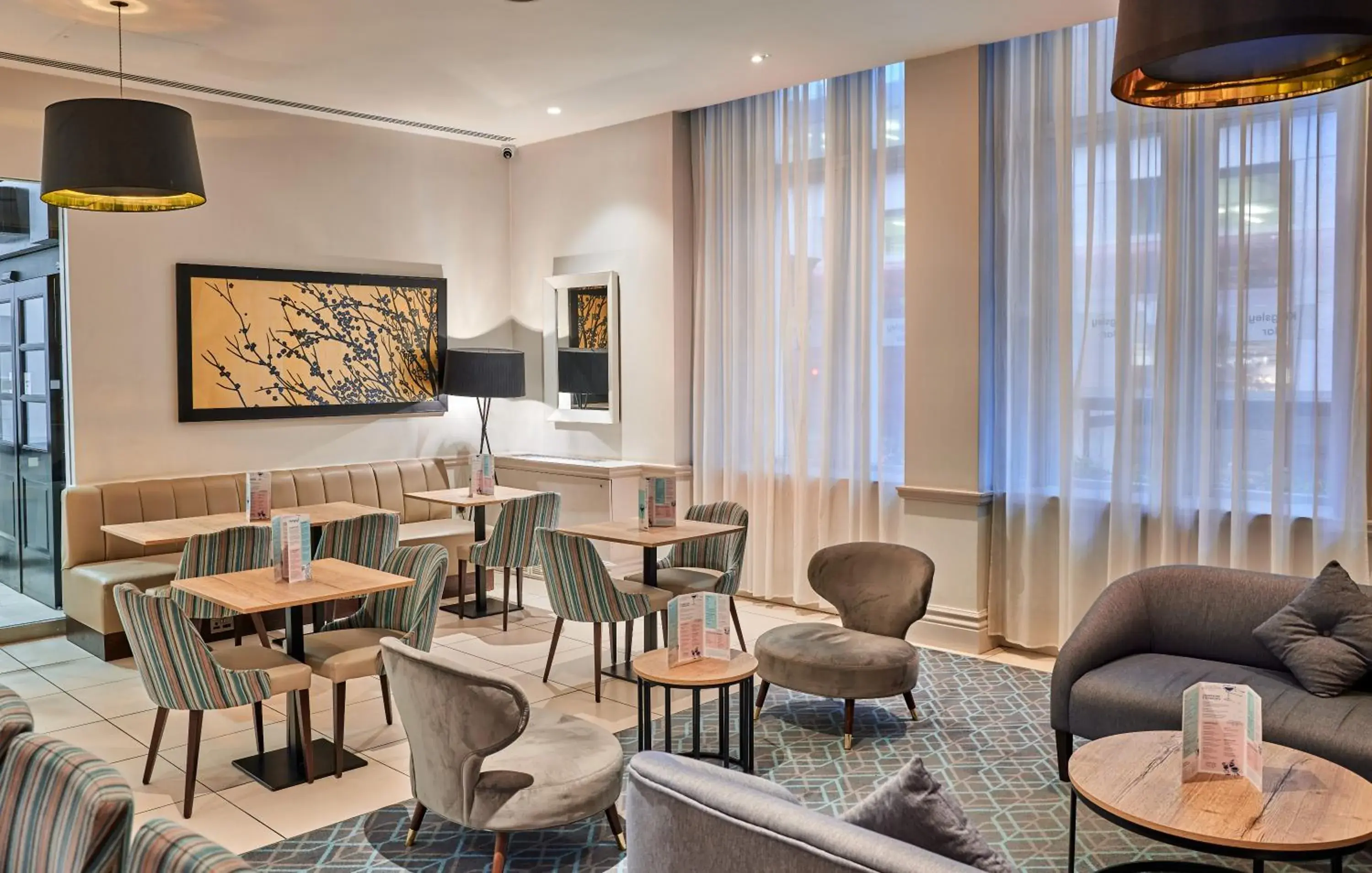 Lounge or bar in Thistle London Holborn Lounge or bar in Thistle London Holborn