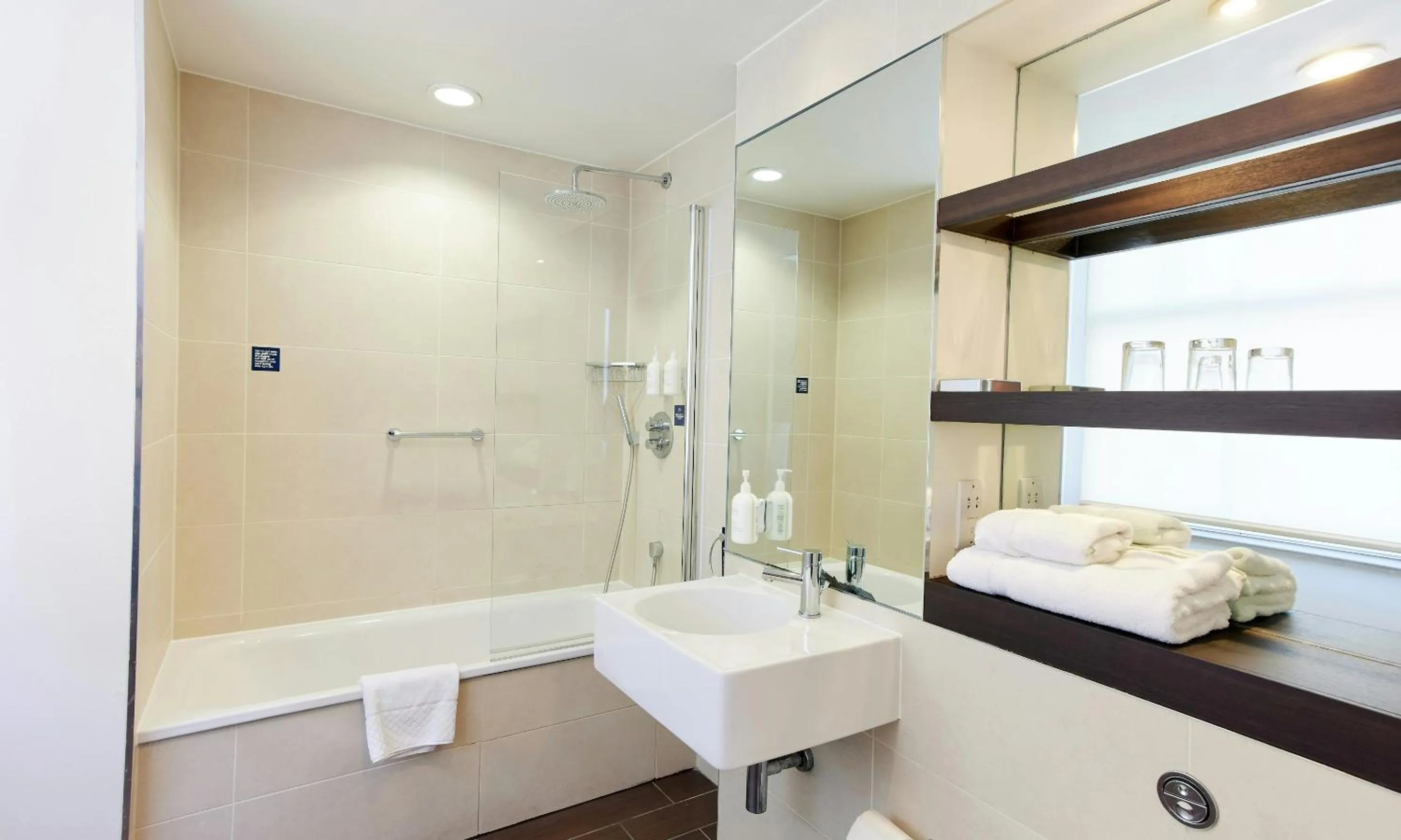 Bathroom, Bed in Thistle London Holborn