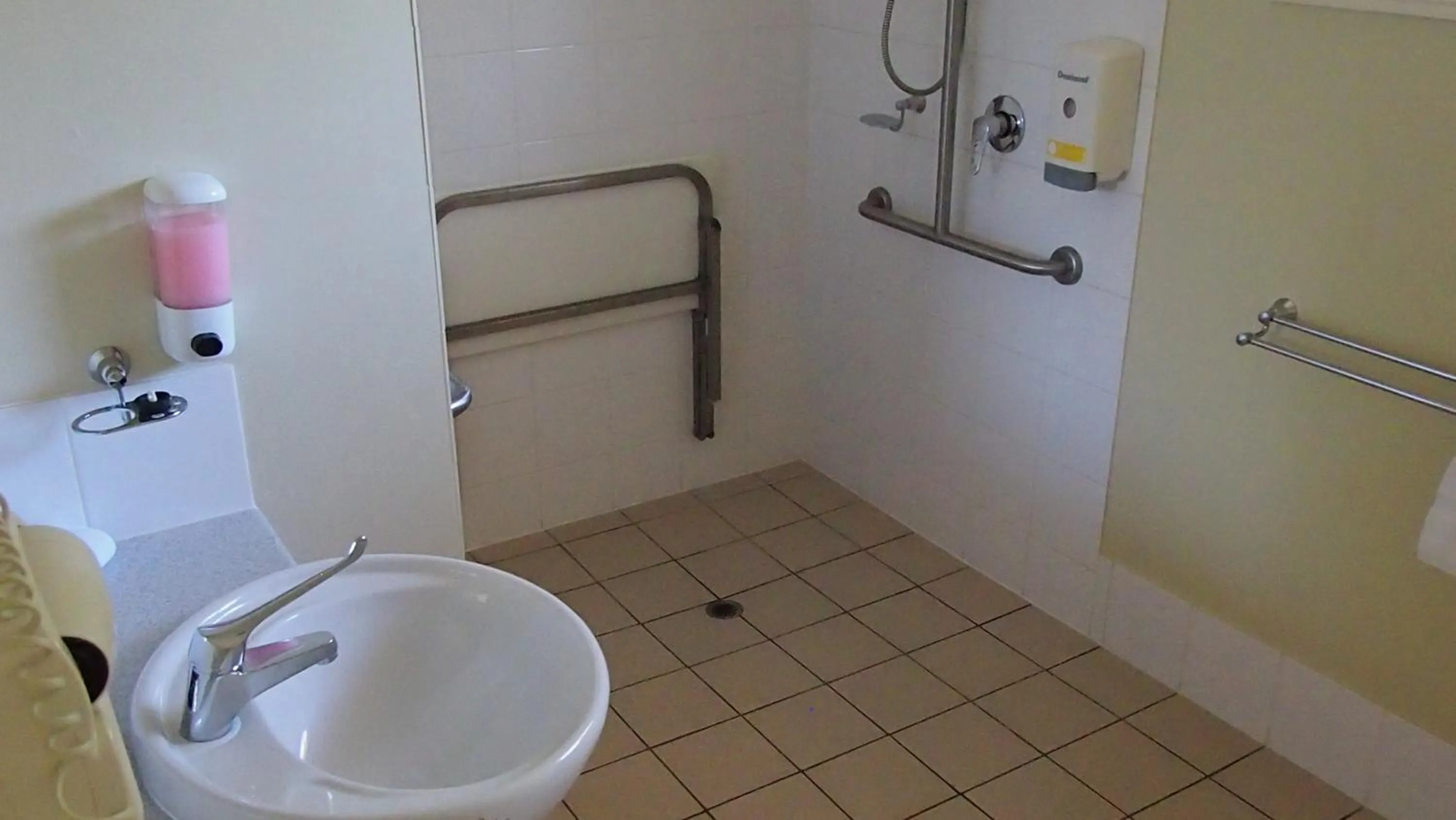 Bathroom in Country Roads Motor Inn Gayndah