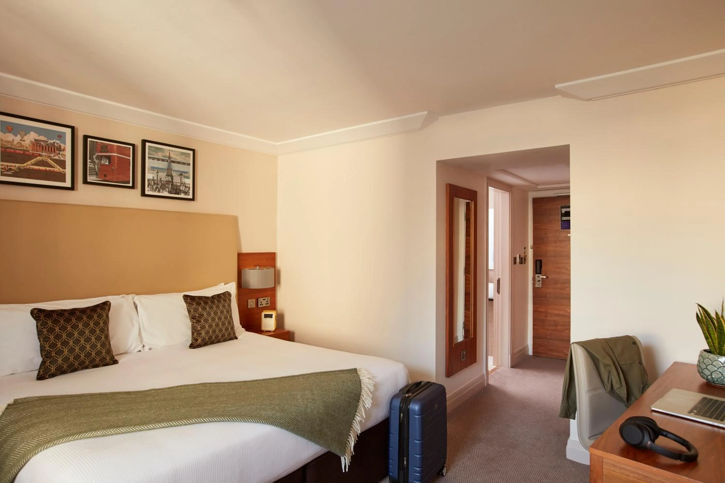 Bedroom, Bed in The Clermont London, Charing Cross