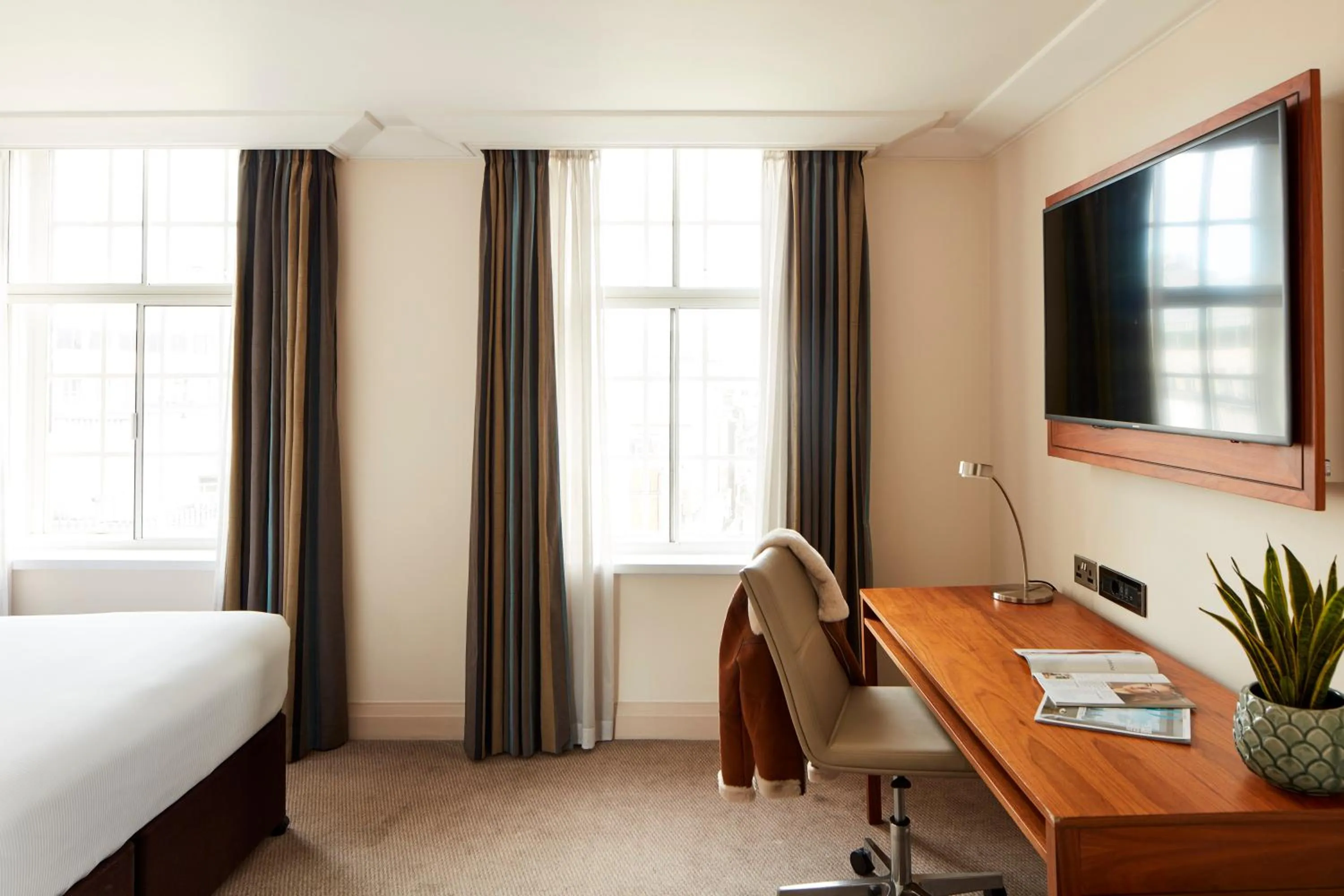 Bedroom, Bed in The Clermont London, Charing Cross