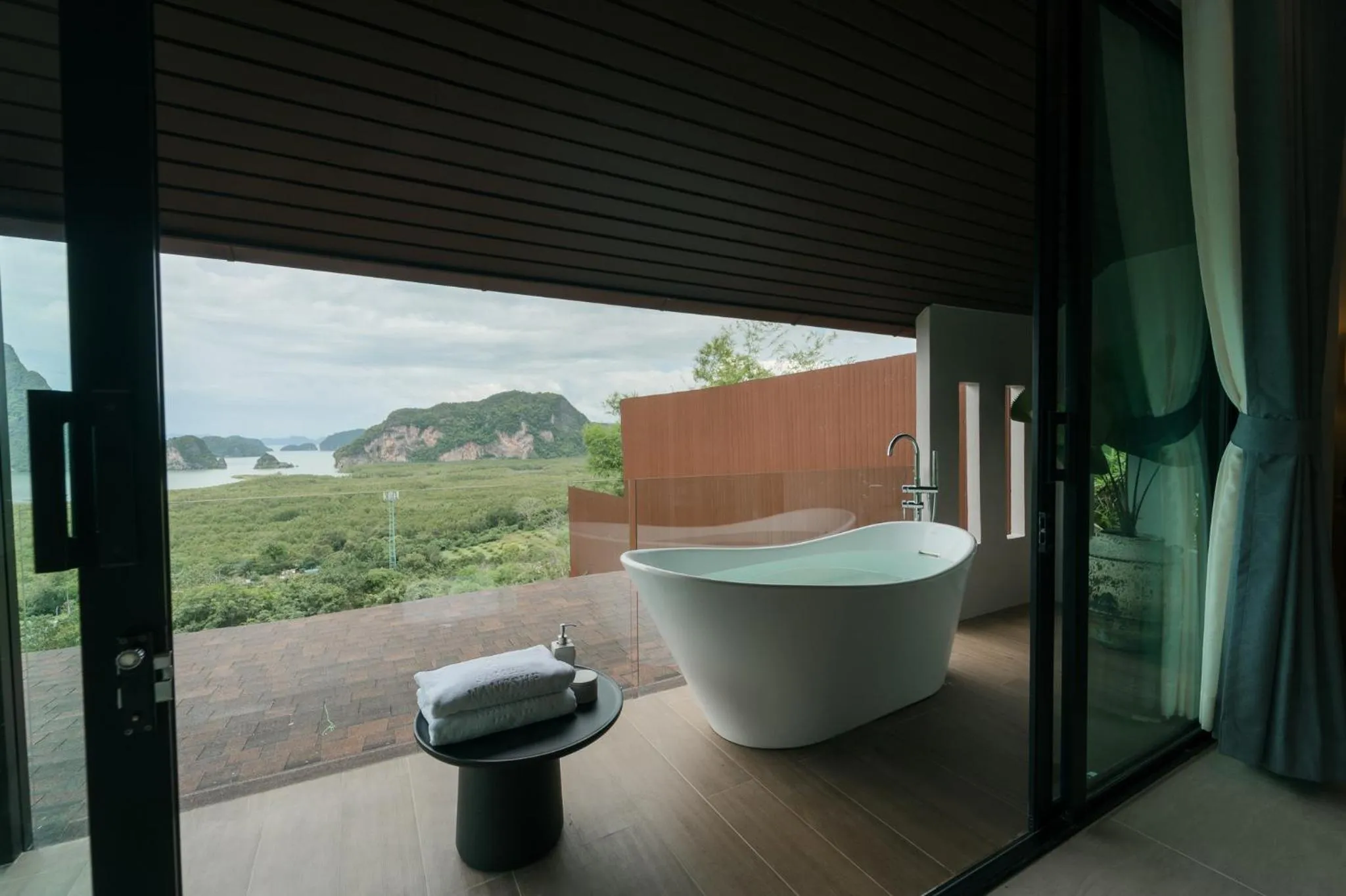 Hot Tub in Sametnangshe Boutique