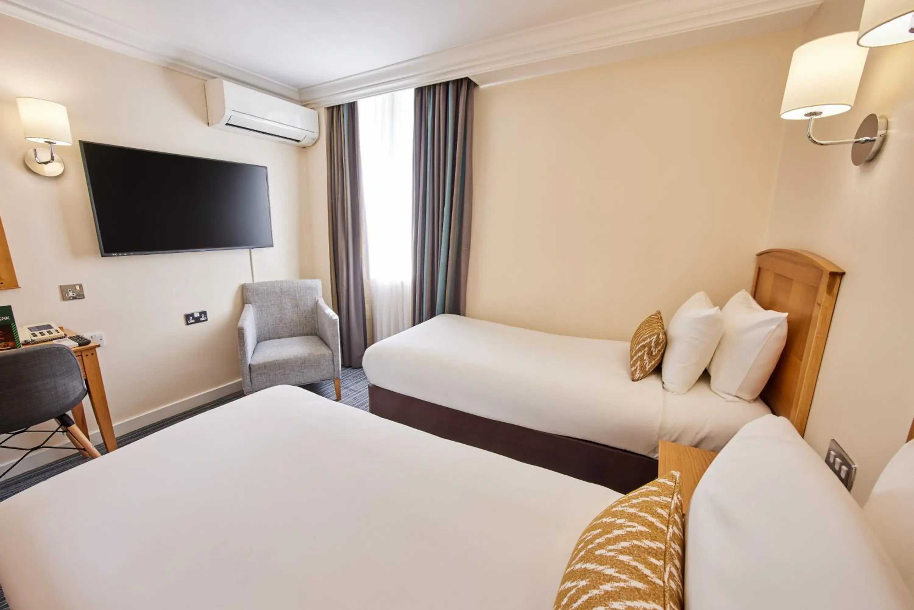 Bed in Thistle London Heathrow Terminal 5 Bed in Thistle London Heathrow Terminal 5