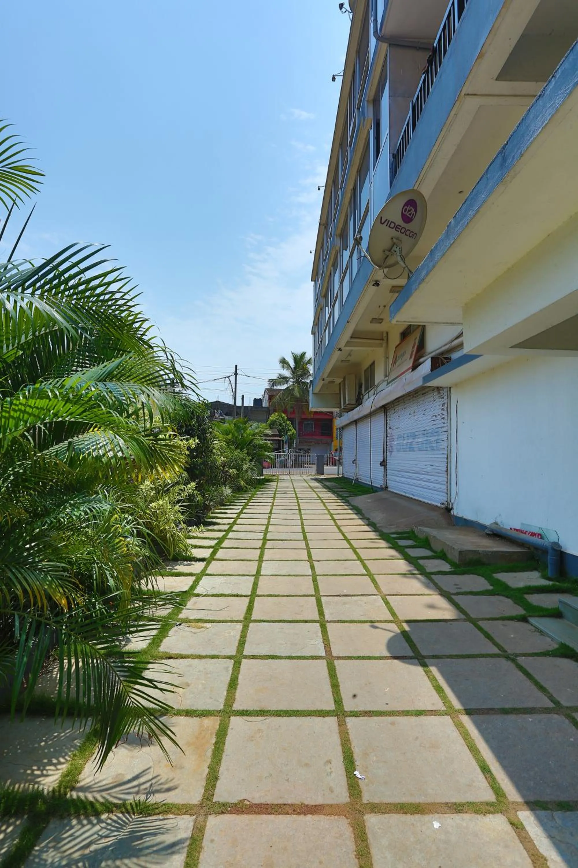 Facade/entrance in Motel La Grandeur