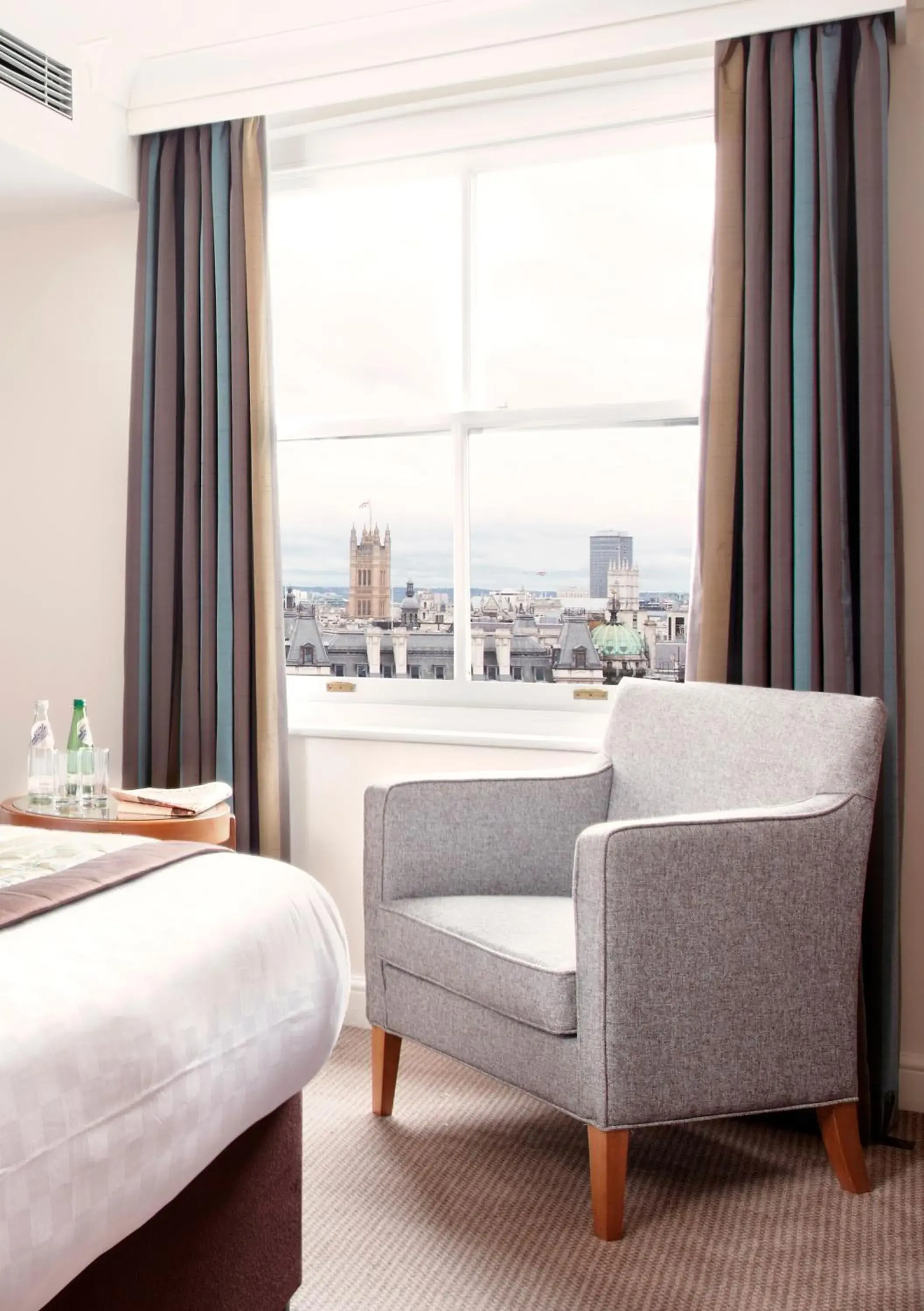 View (from property/room), Bed in Thistle London Piccadilly View (from property/room), Bed in Thistle London Piccadilly