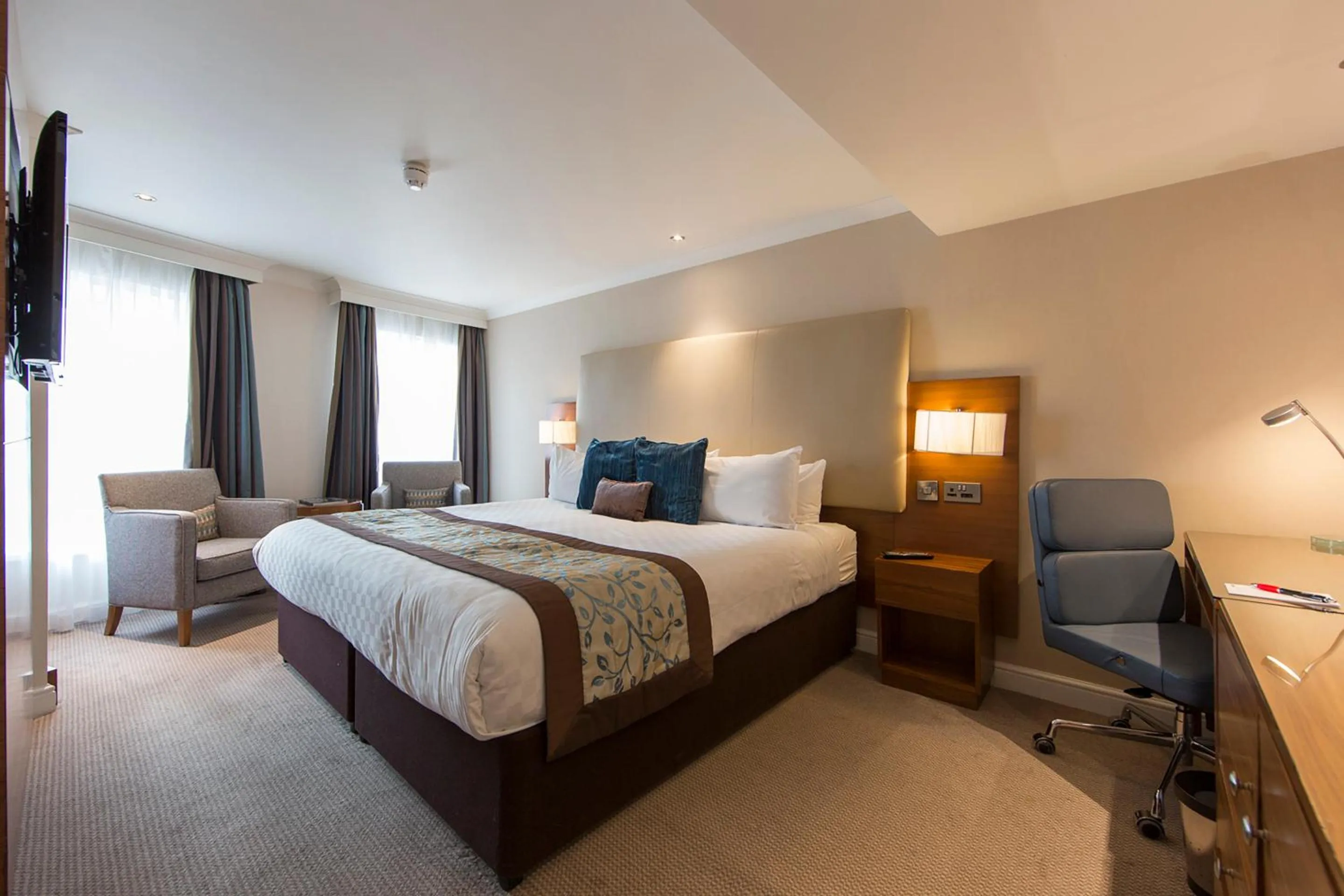 Bedroom, Bed in Thistle London Piccadilly