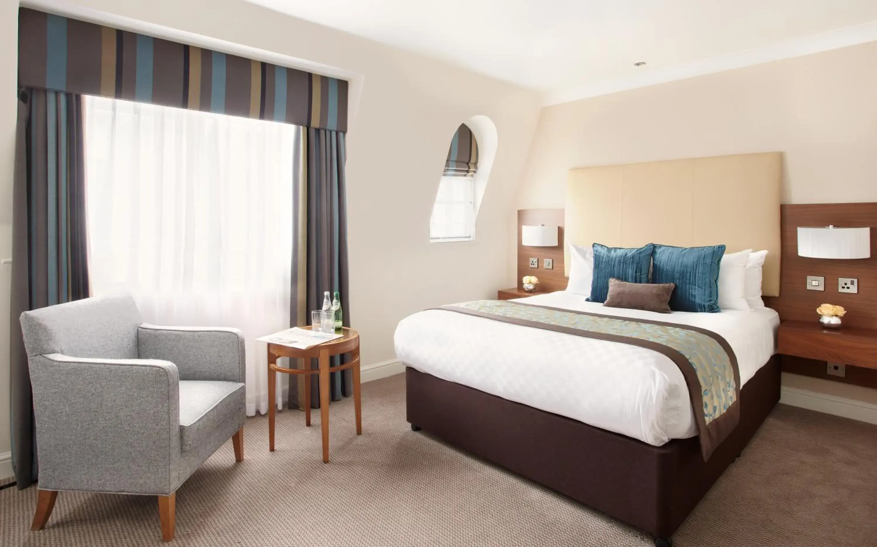 Photo of the whole room, Bed in Thistle London Piccadilly Photo of the whole room, Bed in Thistle London Piccadilly