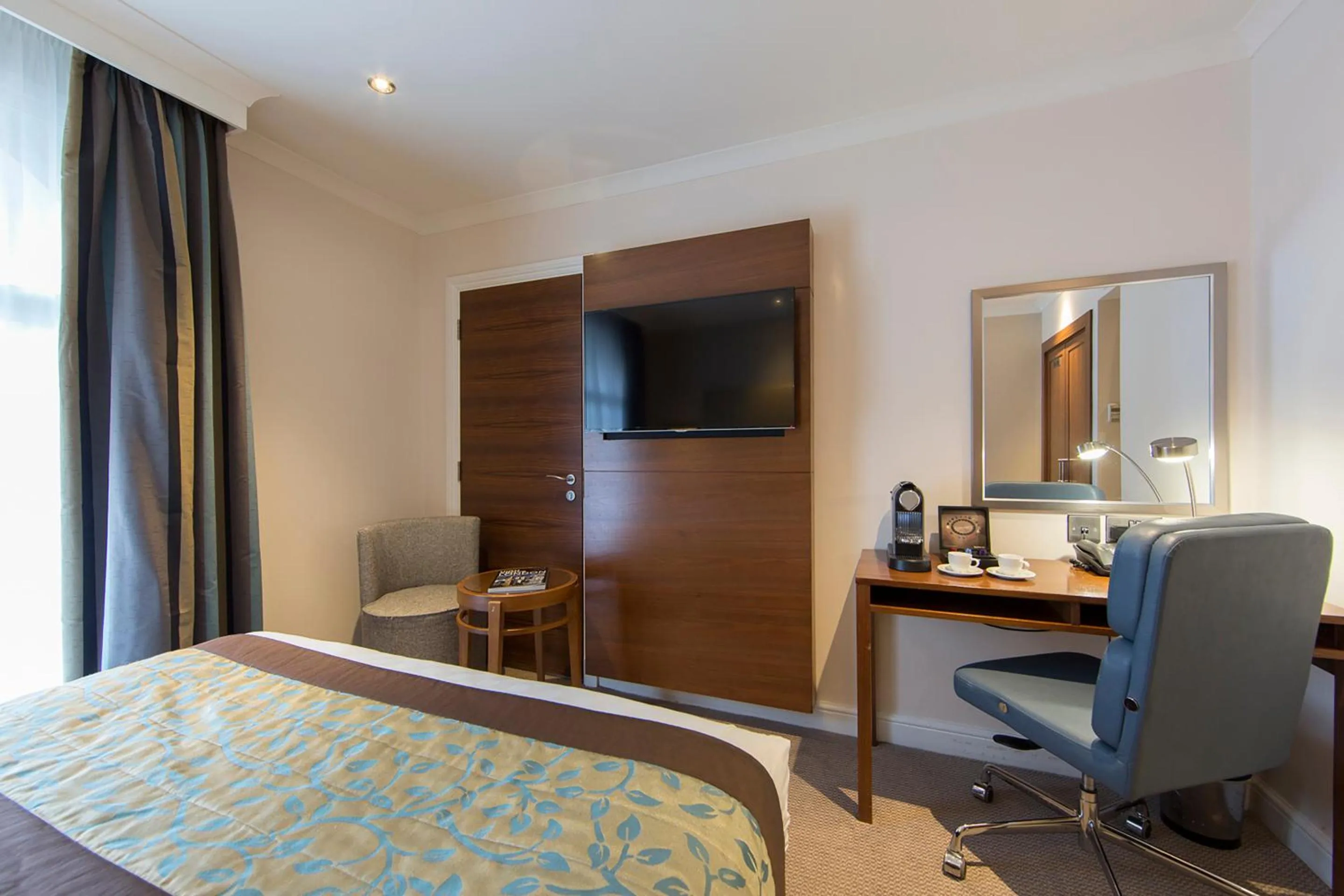 Bedroom, Bed in Thistle London Piccadilly