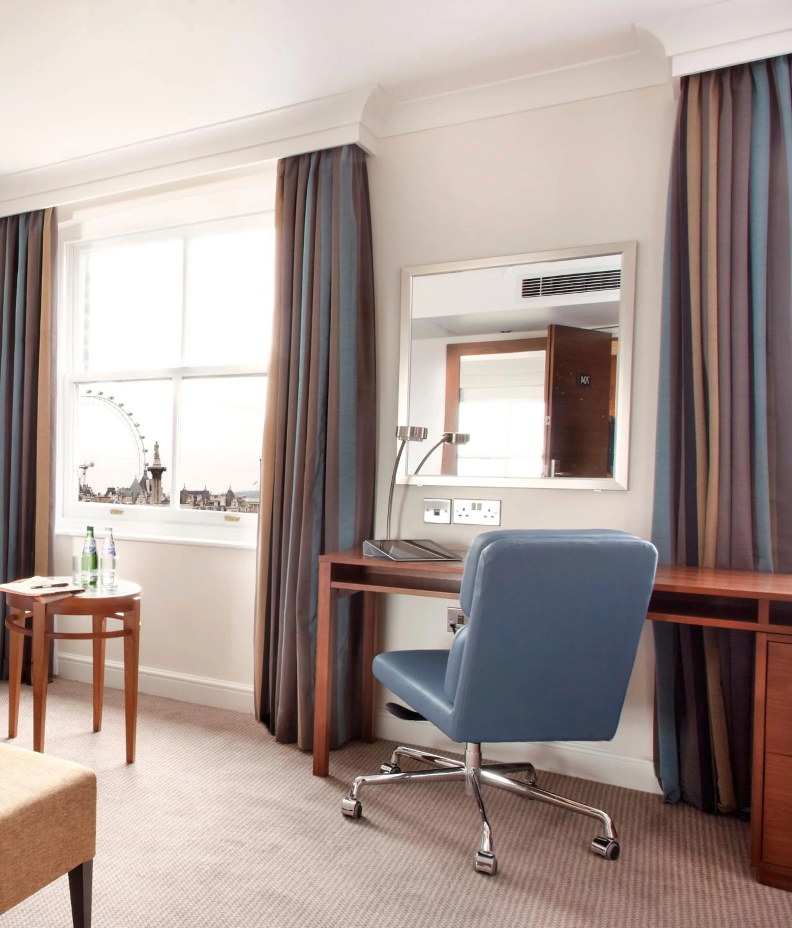 Photo of the whole room in Thistle London Piccadilly