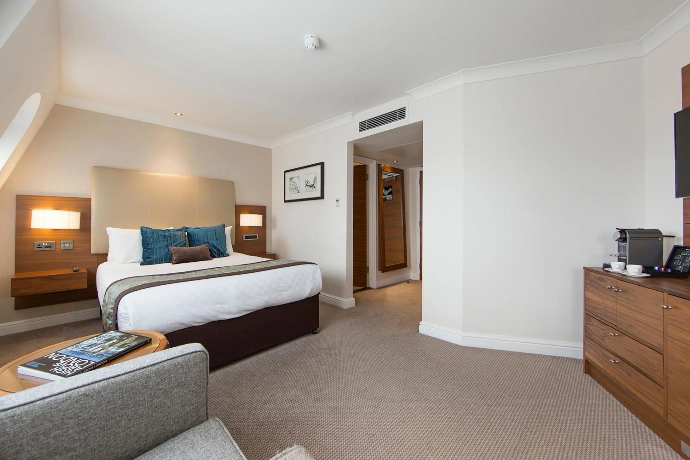 Bedroom, Bed in Thistle London Piccadilly