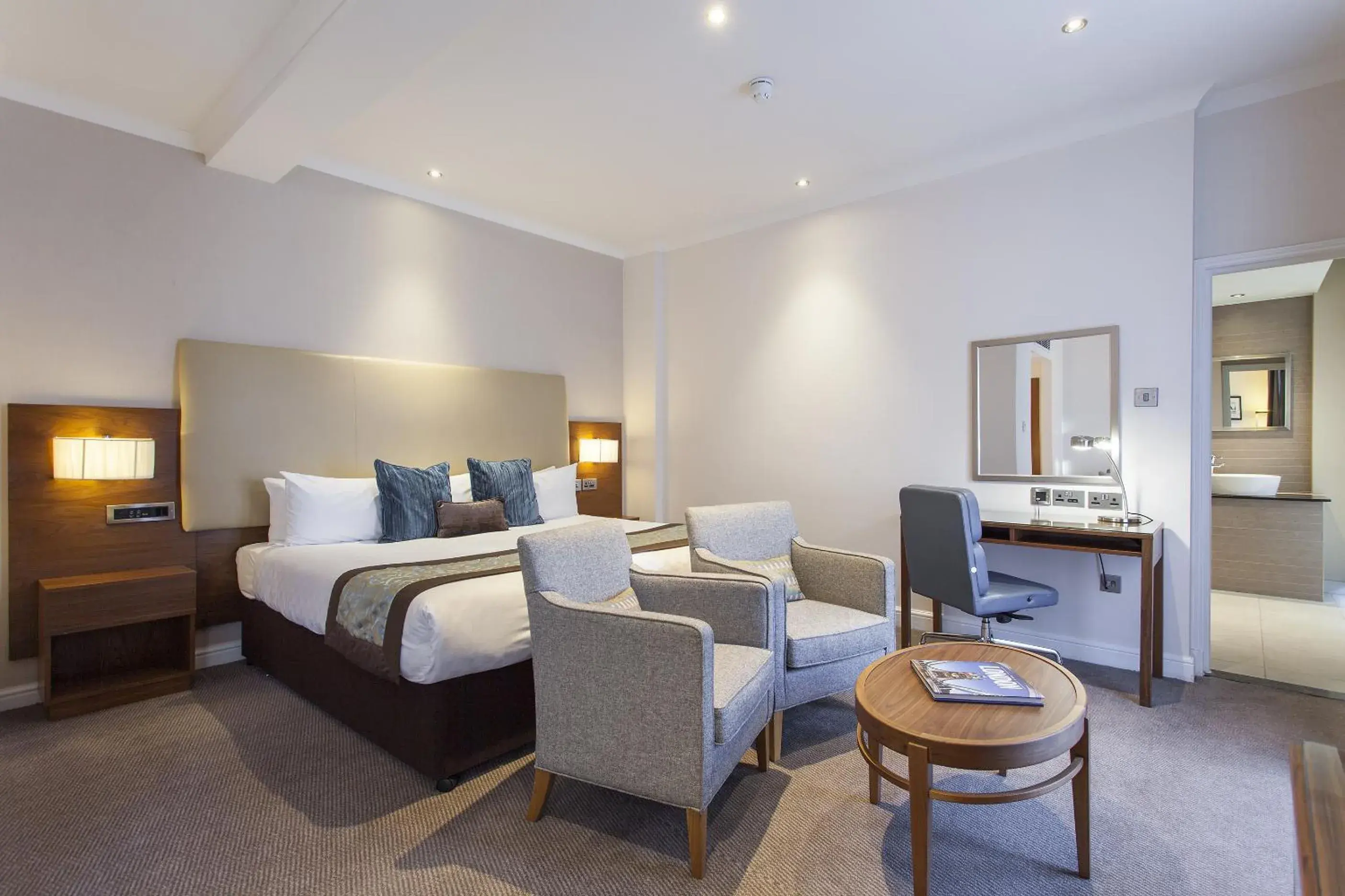 Junior Suite in Thistle London Piccadilly Junior Suite in Thistle London Piccadilly