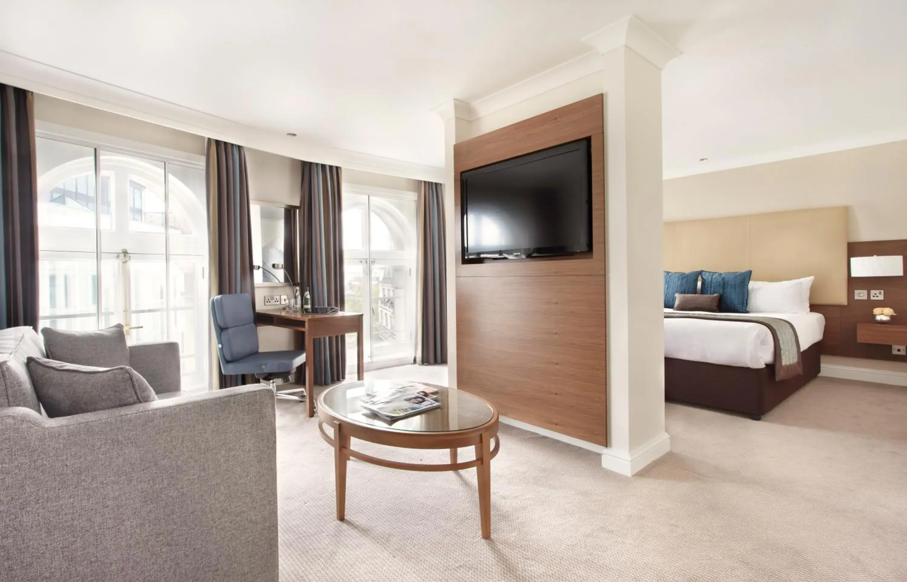 Seating area, Bed in Thistle London Piccadilly Seating area, Bed in Thistle London Piccadilly