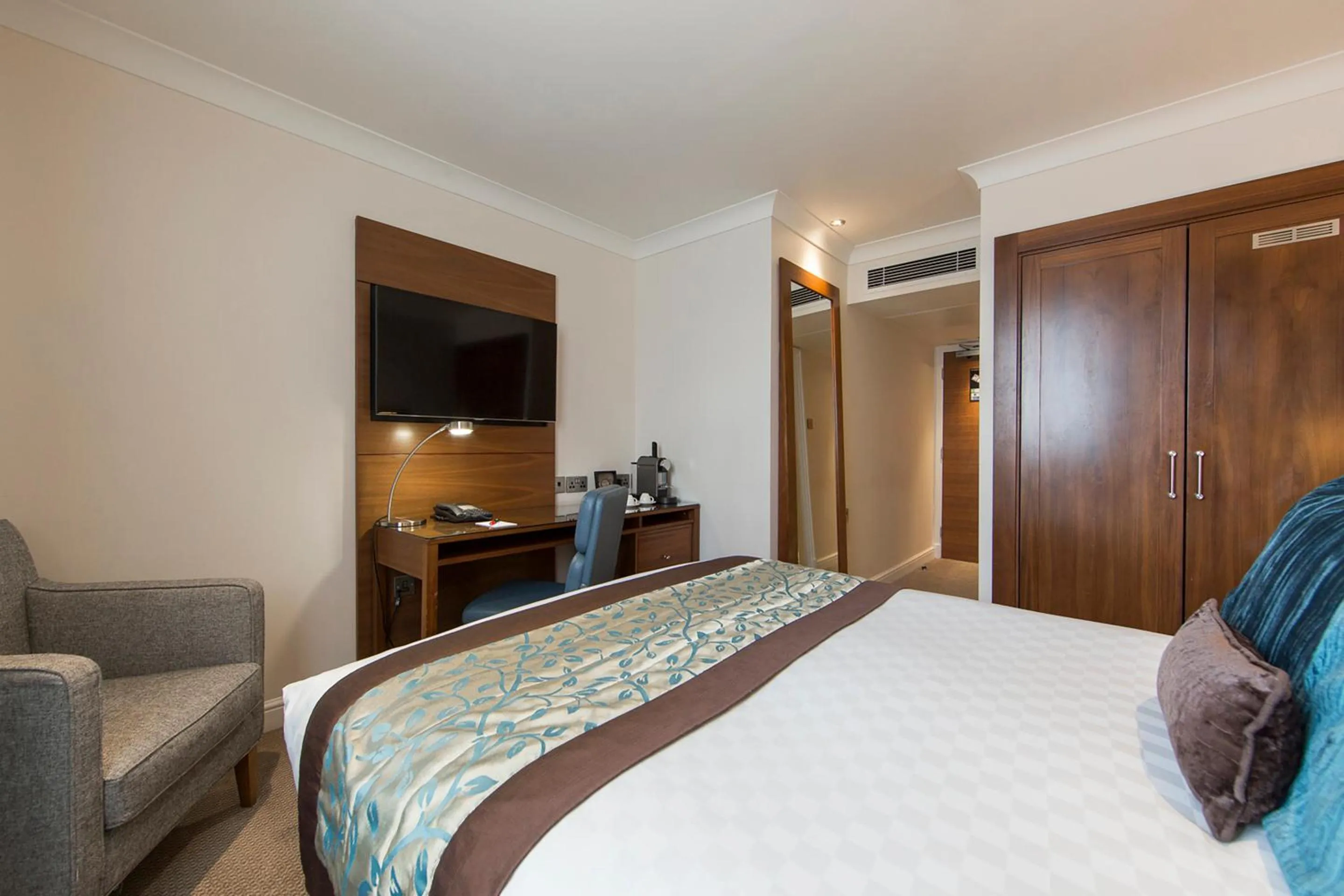 Bedroom, Bed in Thistle London Piccadilly