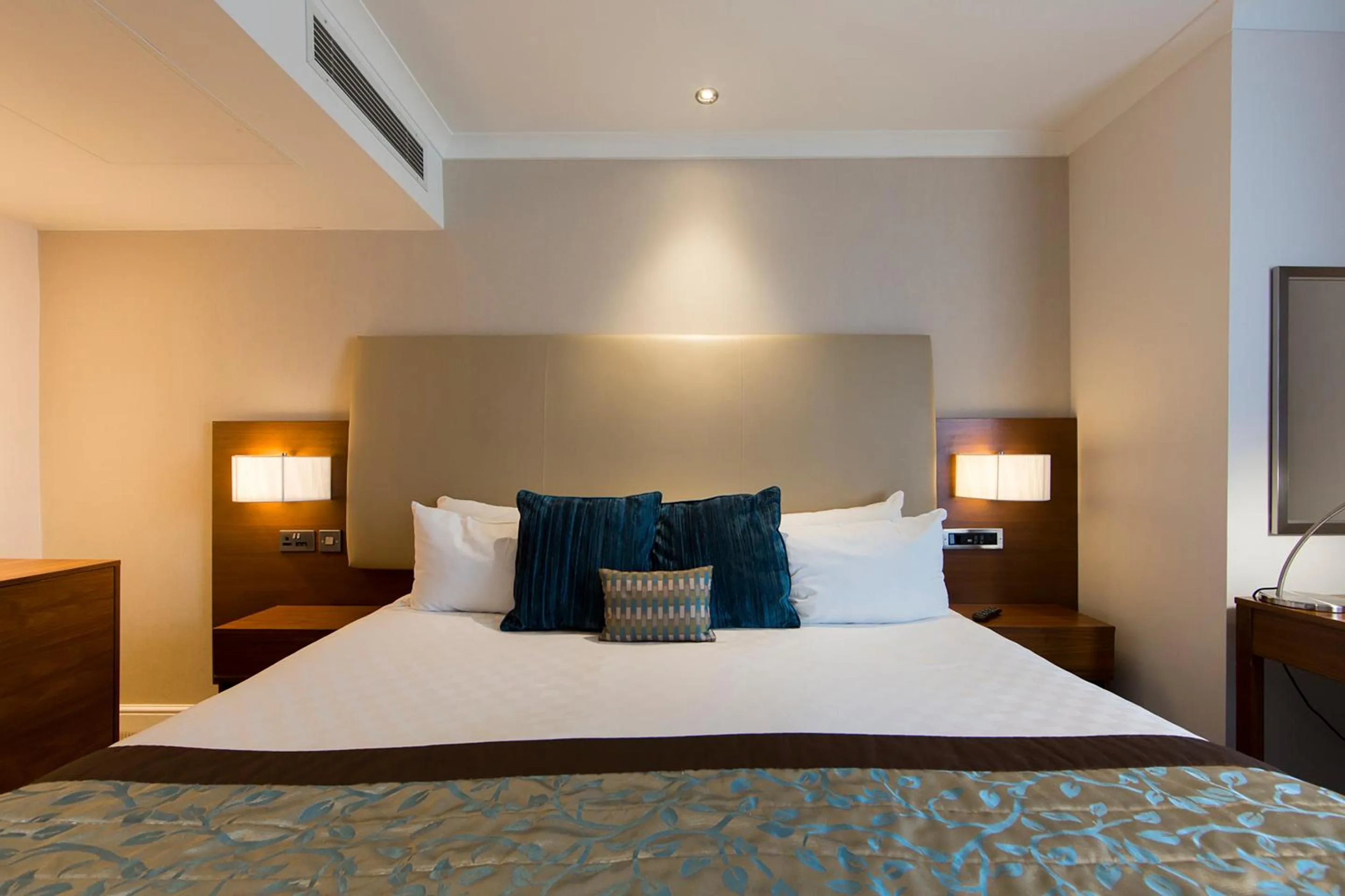 Bedroom, Bed in Thistle London Piccadilly