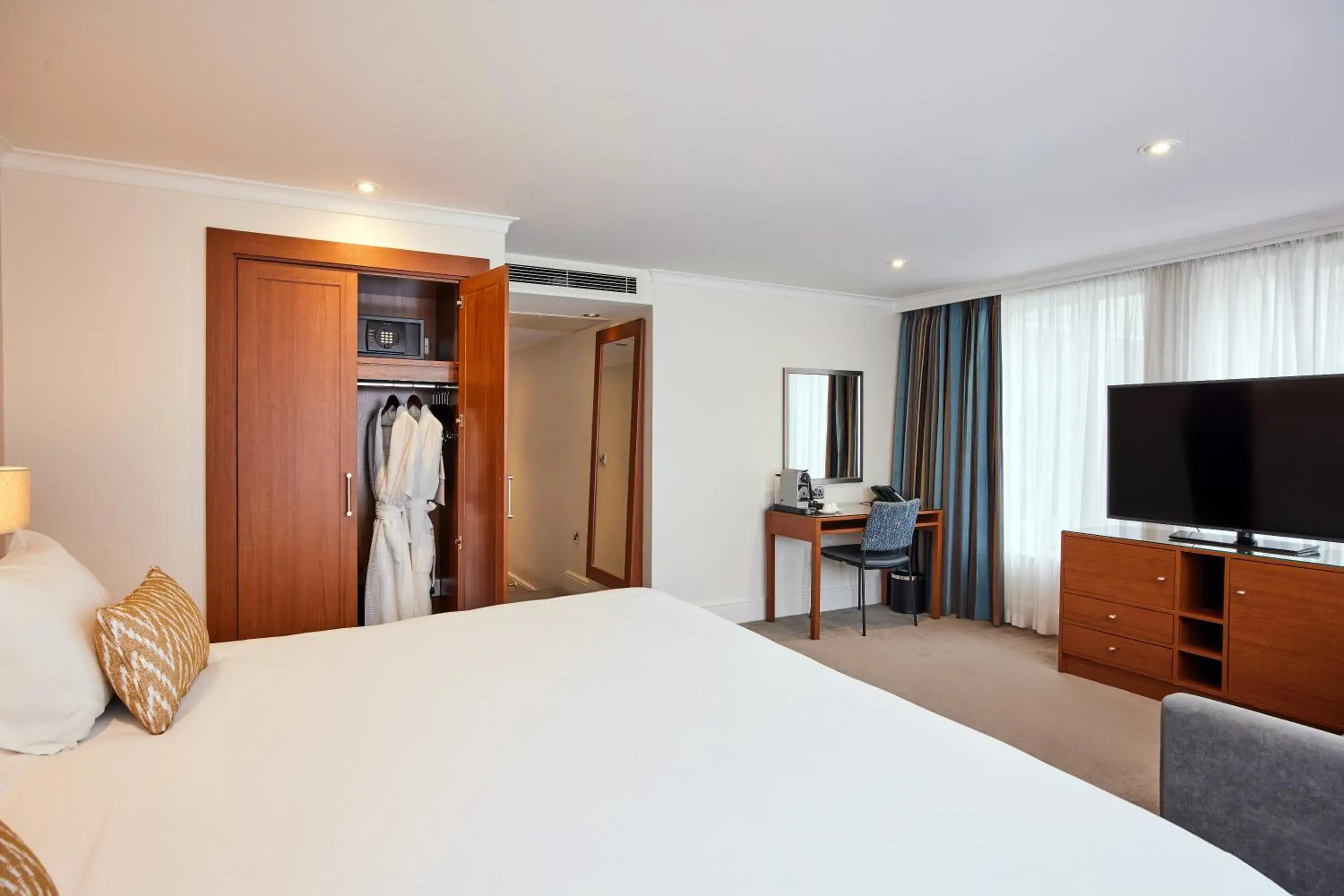 Bed in Thistle Trafalgar - Leicester Square Bed in Thistle Trafalgar - Leicester Square