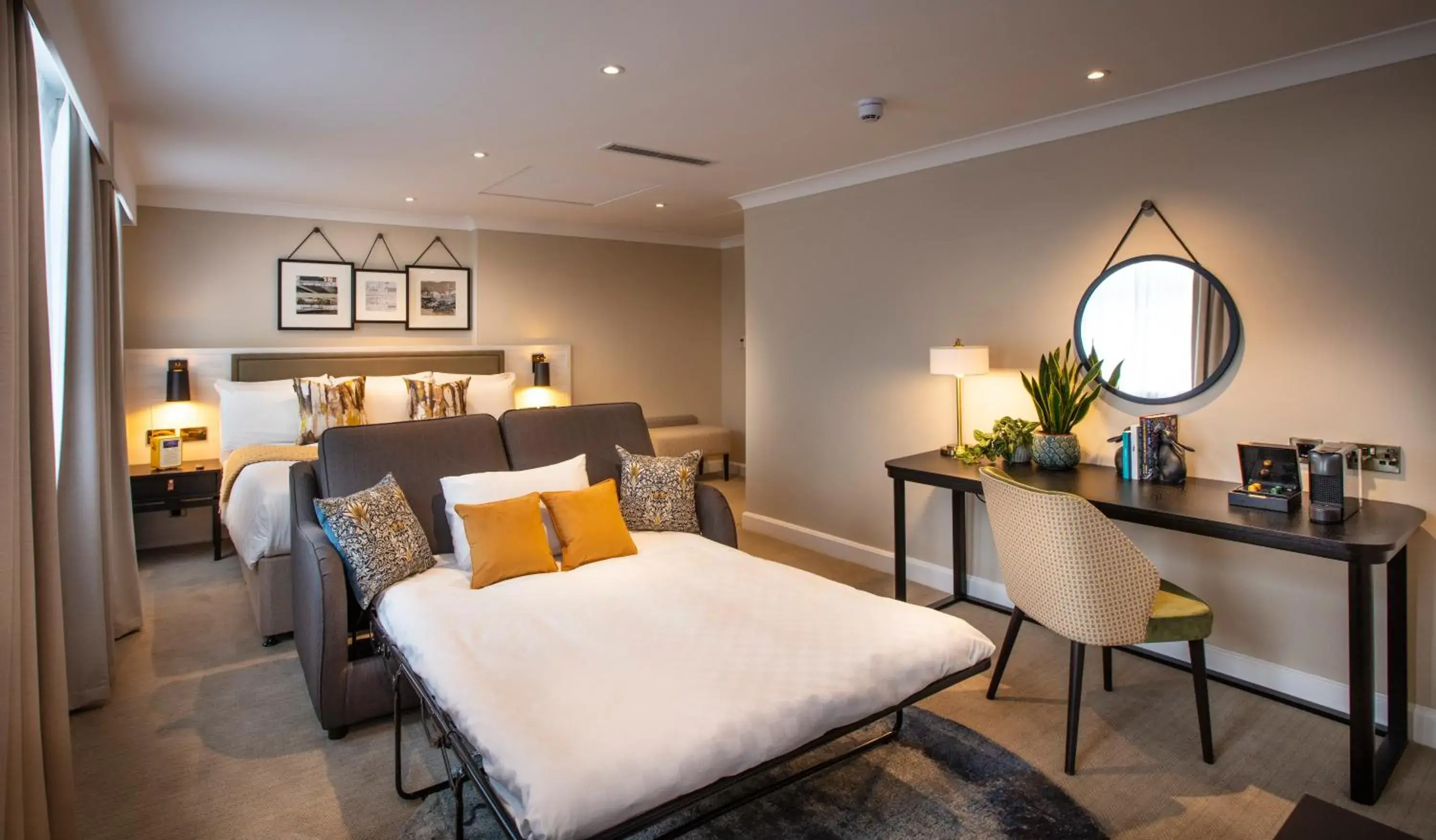 Photo of the whole room, Bed in The Clermont London, Victoria Photo of the whole room, Bed in The Clermont London, Victoria