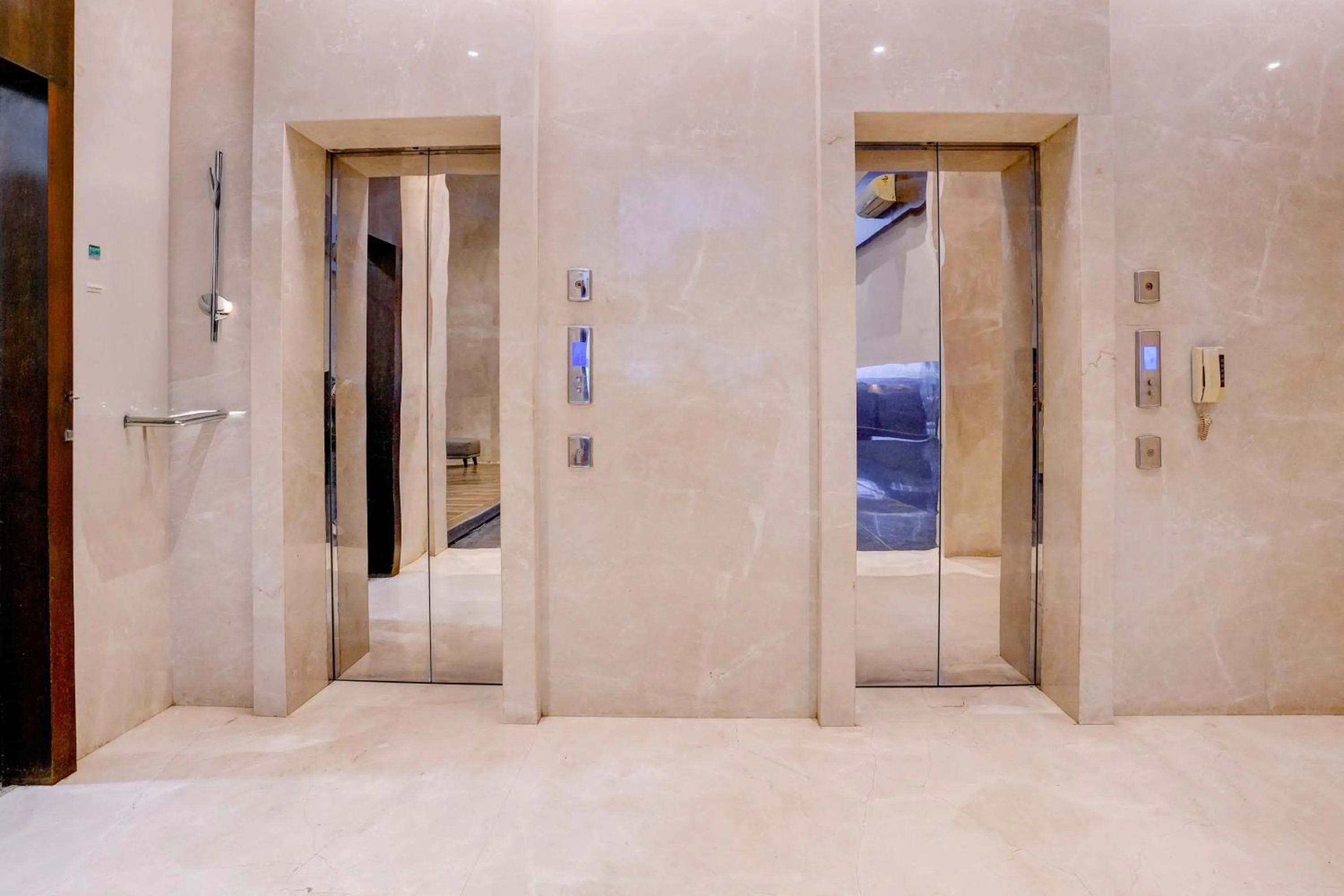 Lobby or reception in Super Townhouse Oak Times Square Le Western