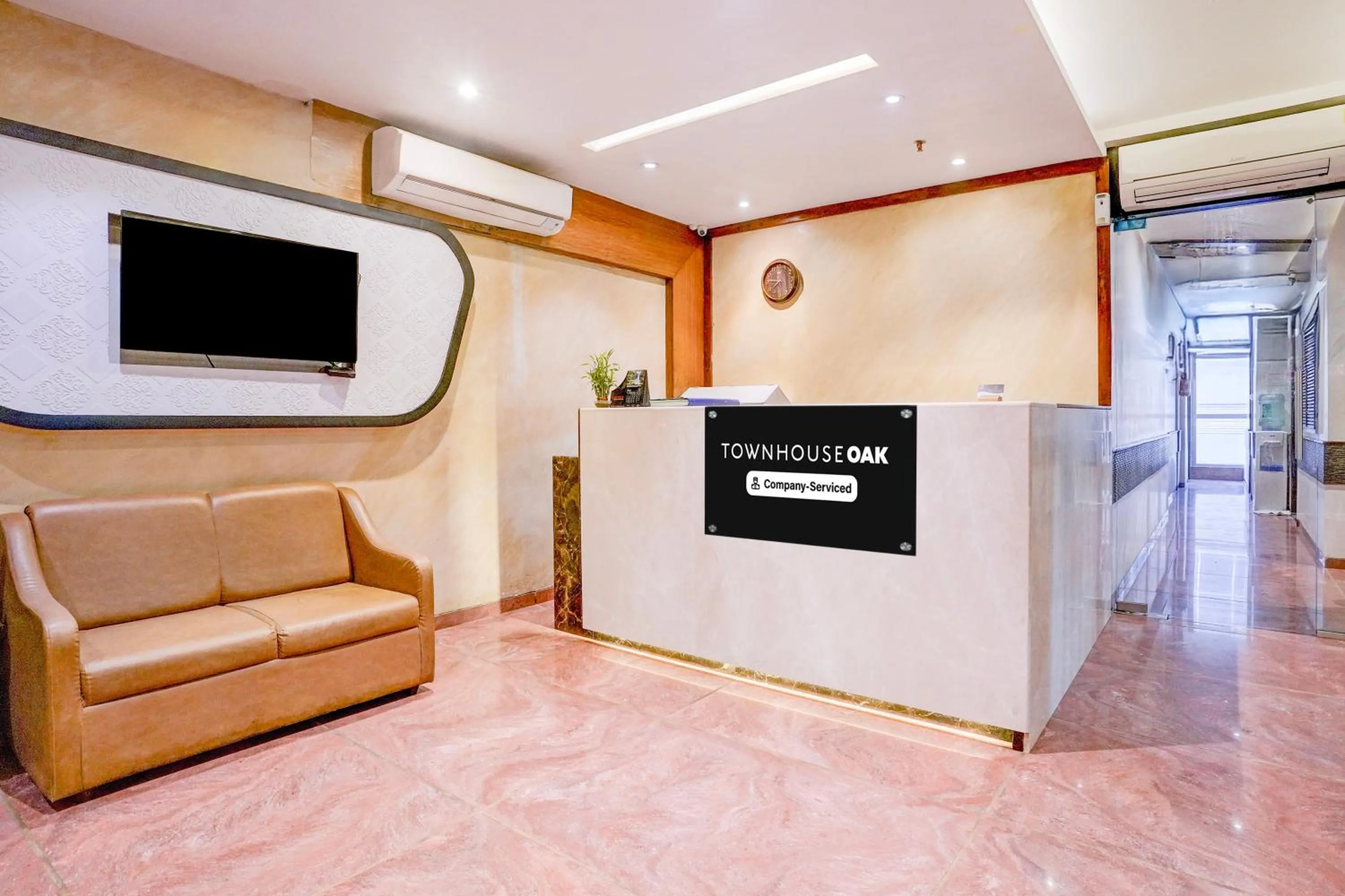 Lobby or reception in Super Townhouse Oak Times Square Le Western