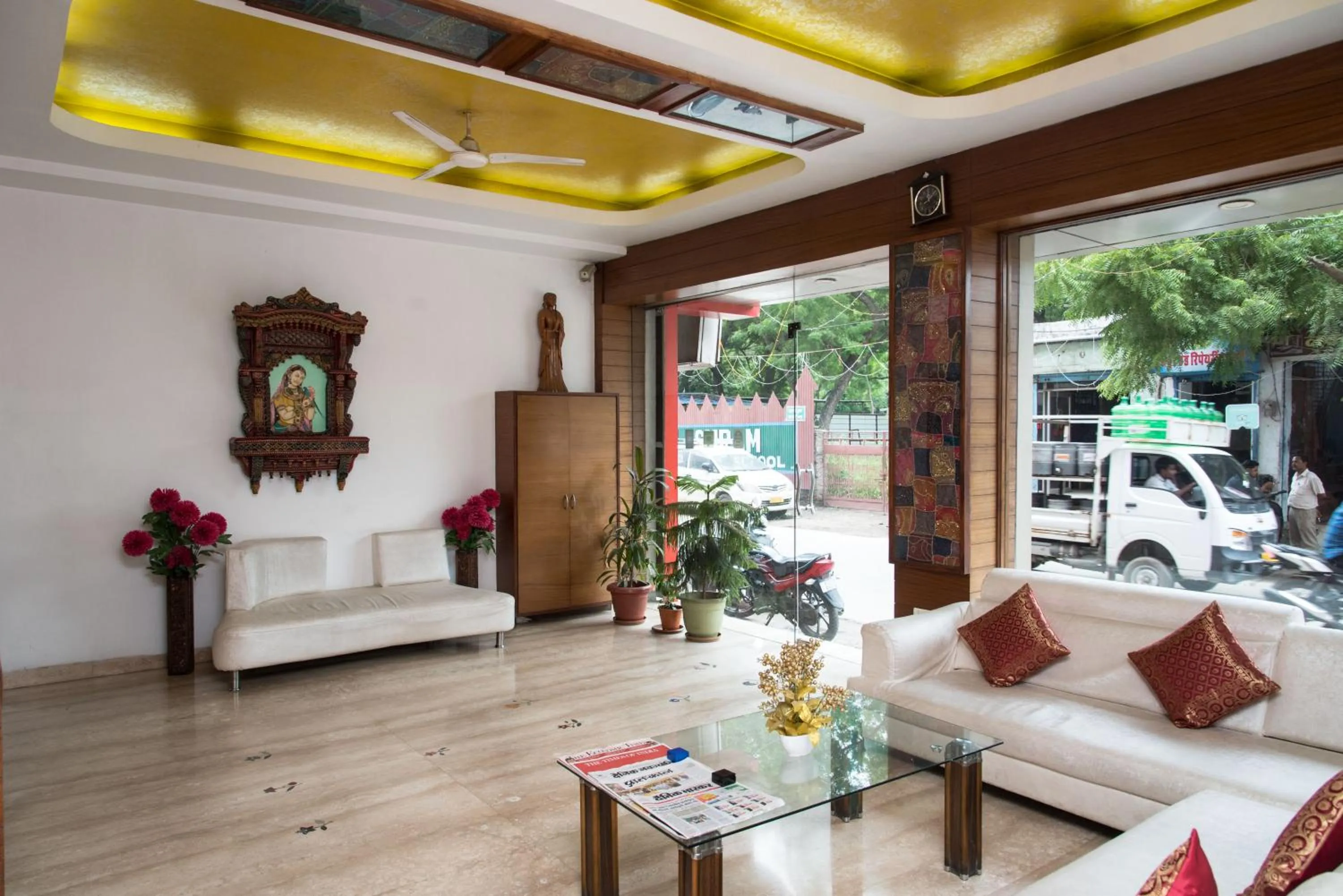 Living room, Bed in Hotel Gorbandh