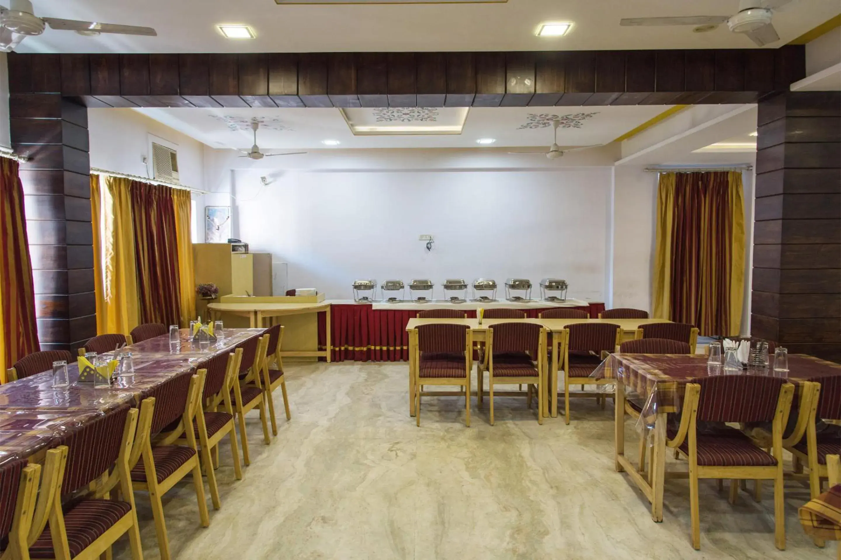 Restaurant/places to eat in Hotel Gorbandh Restaurant/places to eat in Hotel Gorbandh