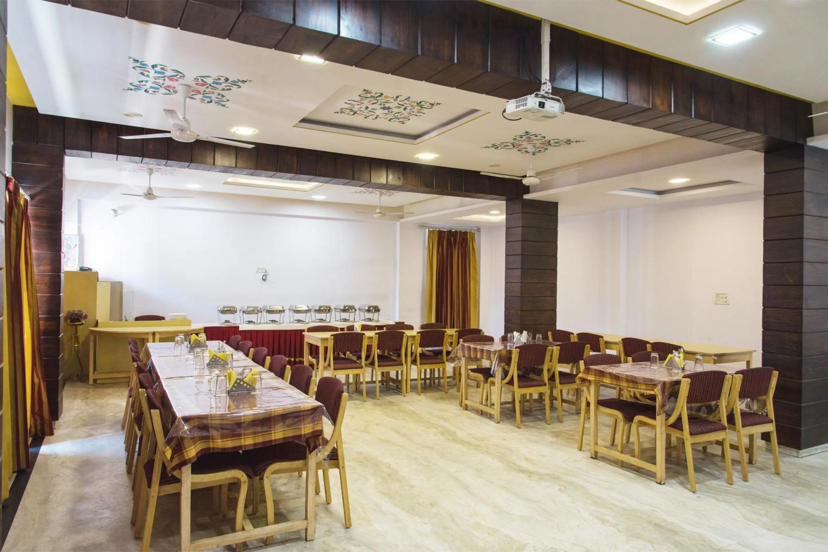 Restaurant/places to eat in Hotel Gorbandh