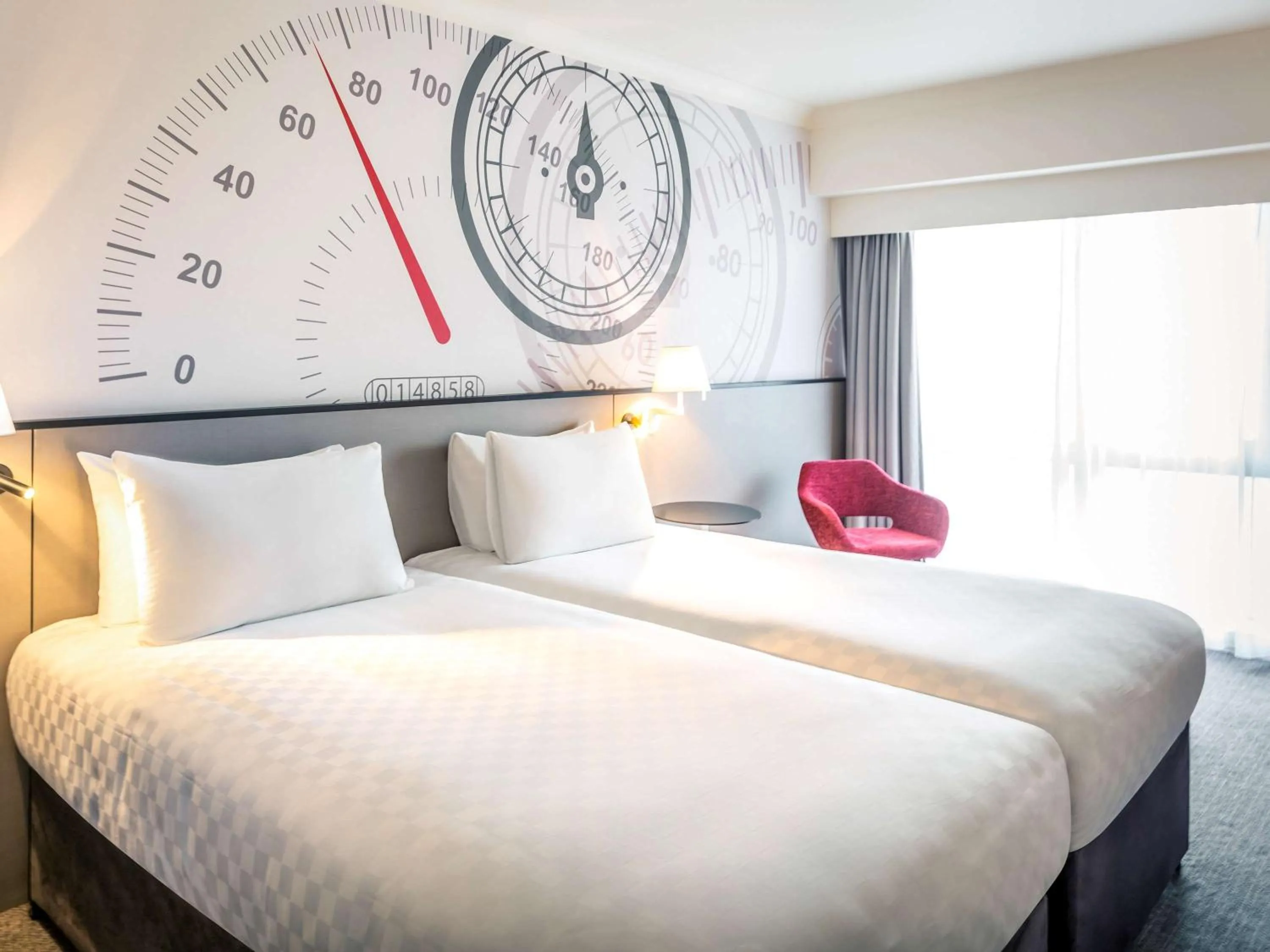 Photo of the whole room, Bed in Mercure Dartford Brands Hatch Hotel & Spa