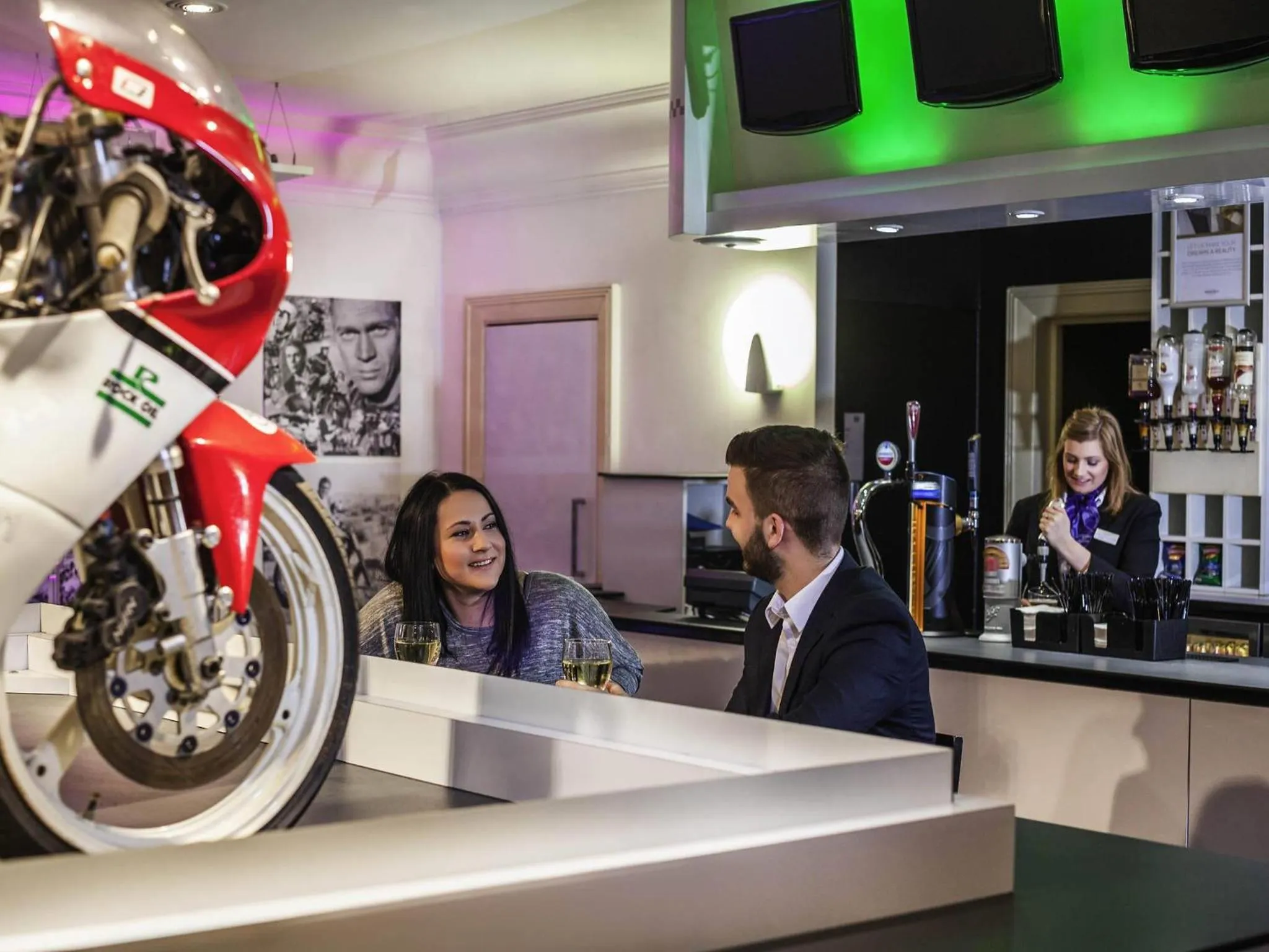 Lounge or bar in Mercure Dartford Brands Hatch Hotel & Spa