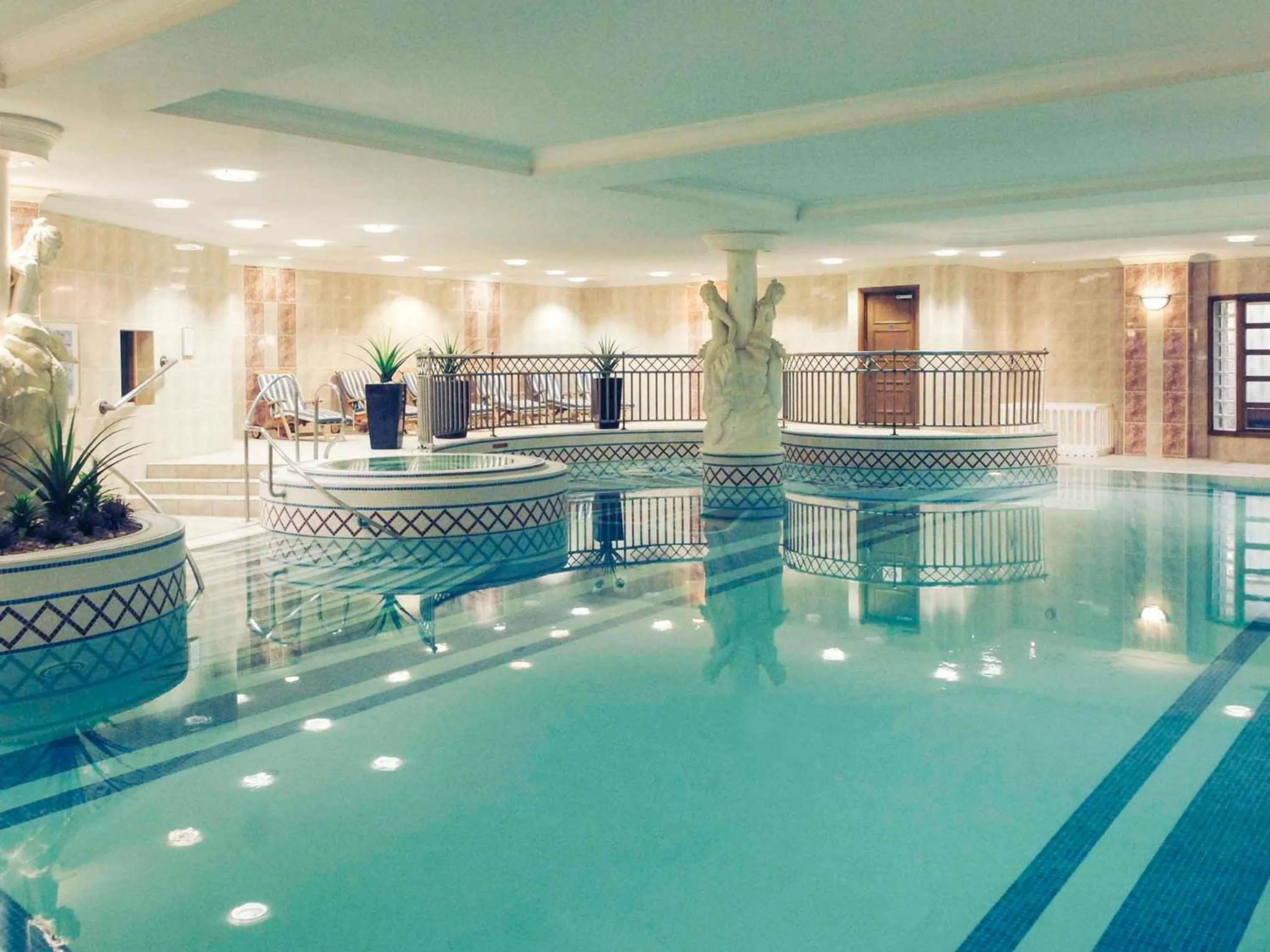 Property building in Mercure Dartford Brands Hatch Hotel & Spa