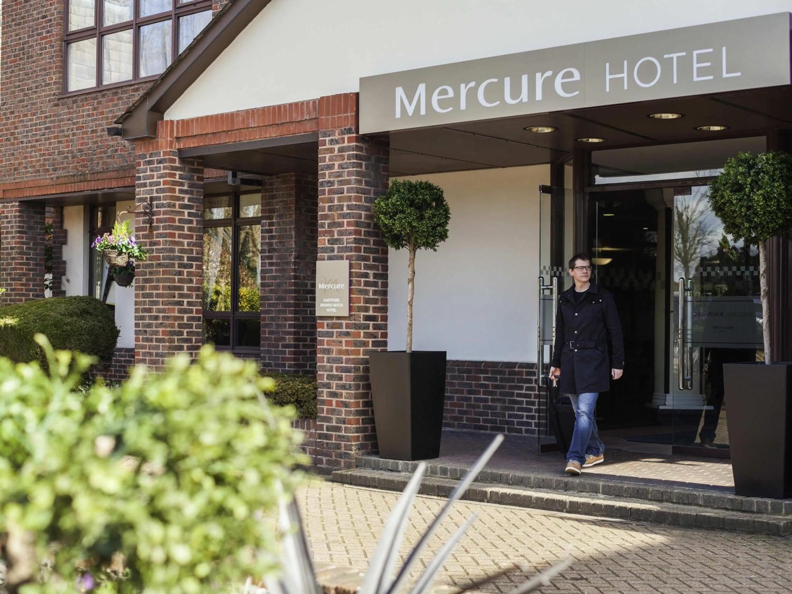 Property building in Mercure Dartford Brands Hatch Hotel & Spa