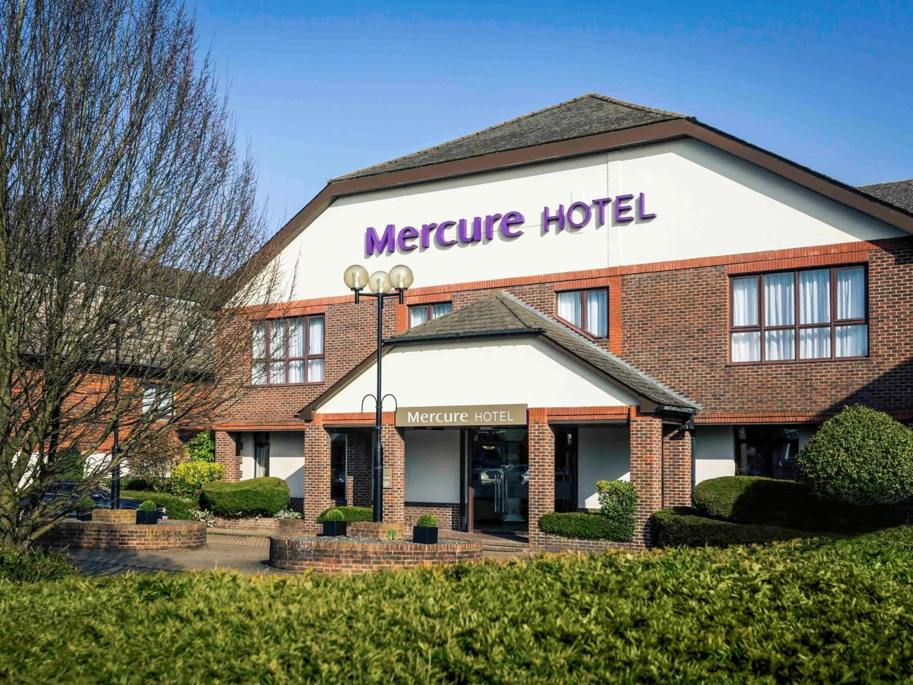 Property building in Mercure Dartford Brands Hatch Hotel & Spa