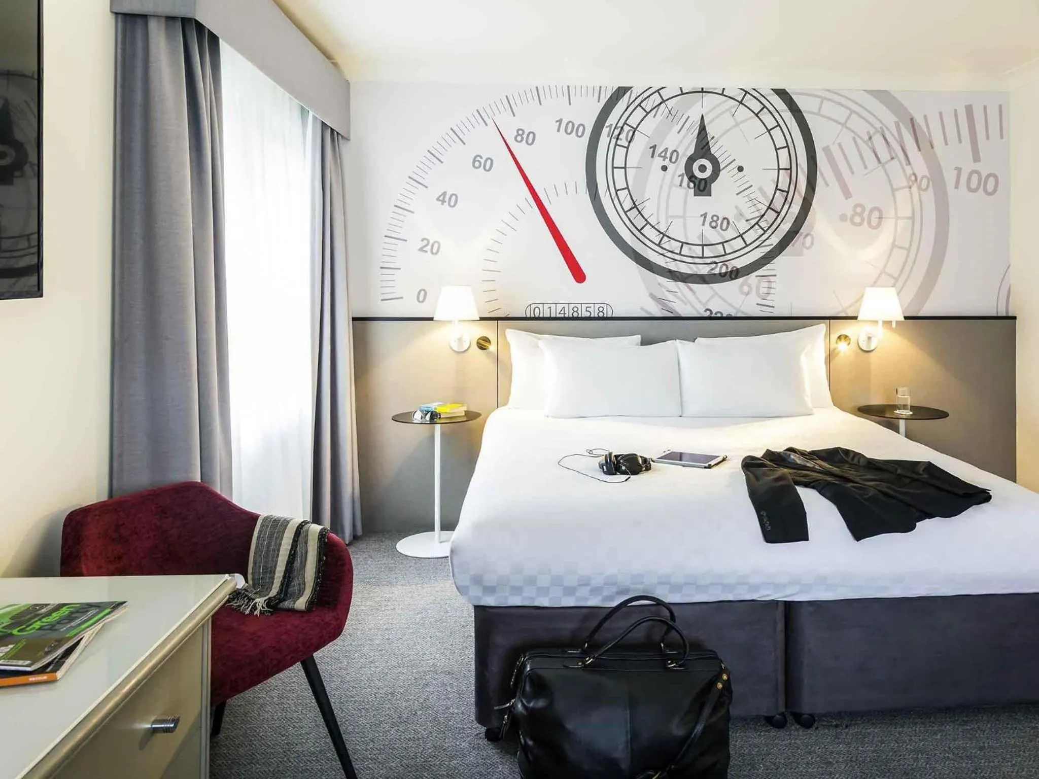 Bedroom, Bed in Mercure Dartford Brands Hatch Hotel & Spa