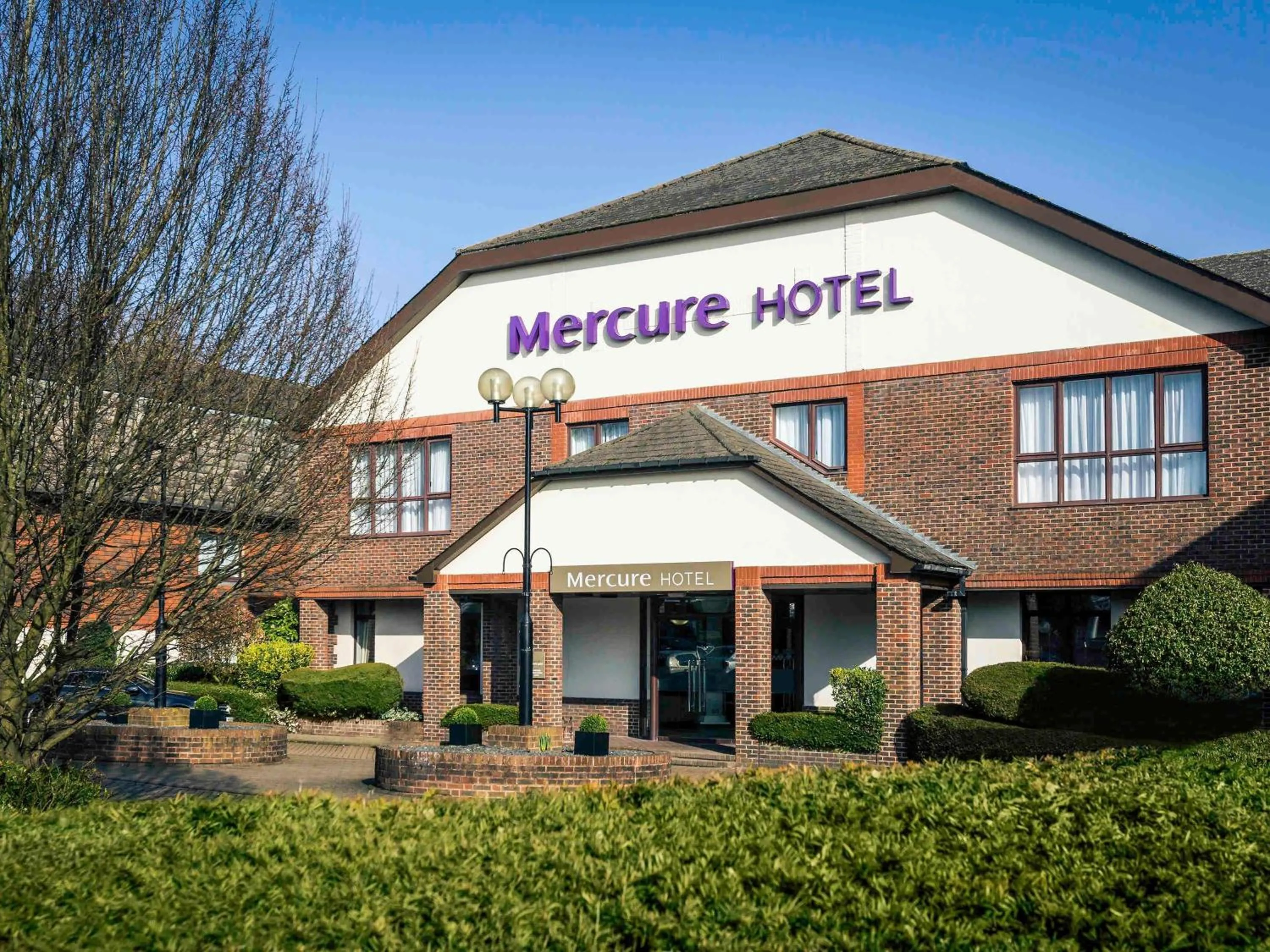 Property building in Mercure Dartford Brands Hatch Hotel & Spa