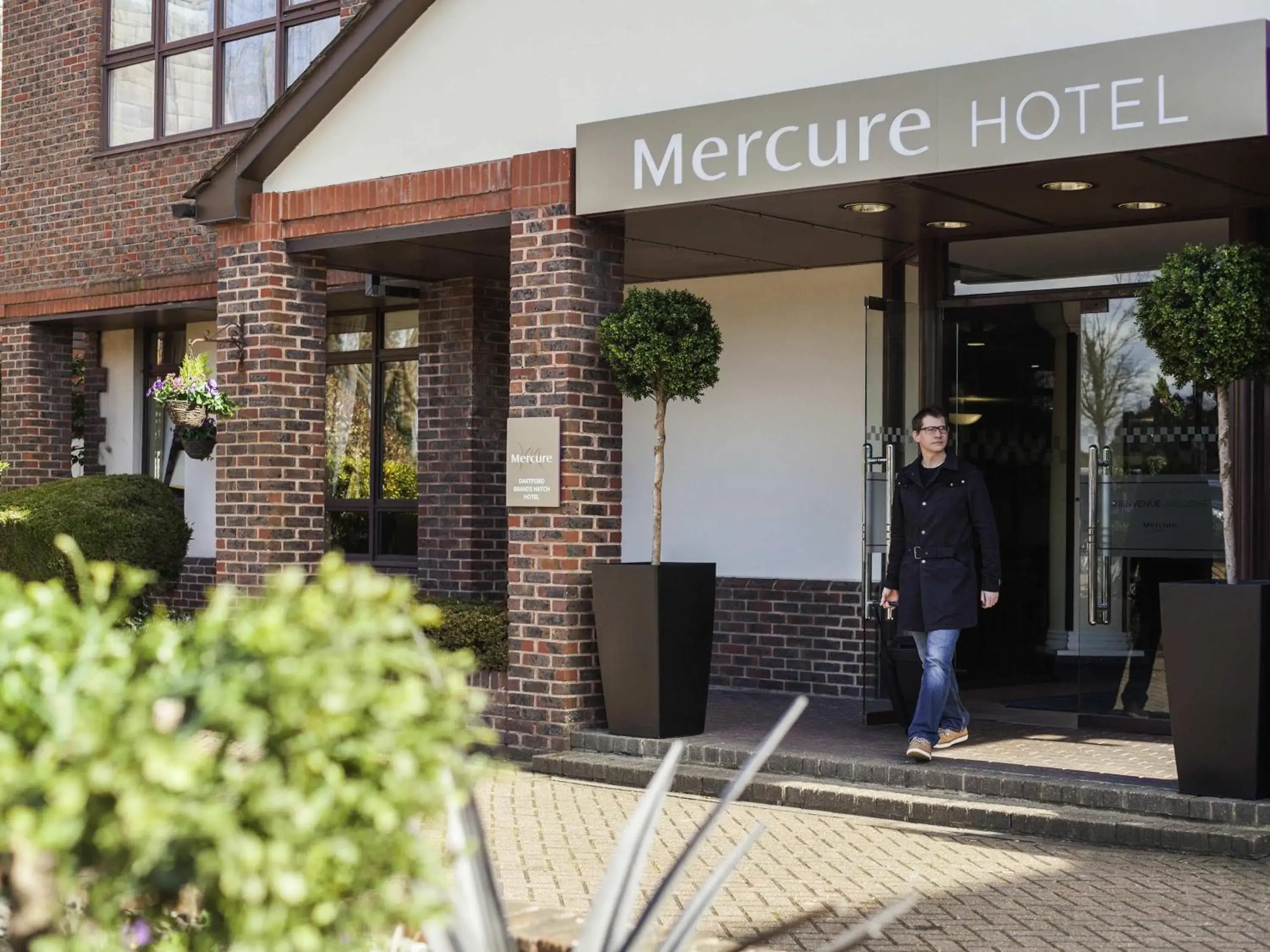Property building in Mercure Dartford Brands Hatch Hotel & Spa Property building in Mercure Dartford Brands Hatch Hotel & Spa