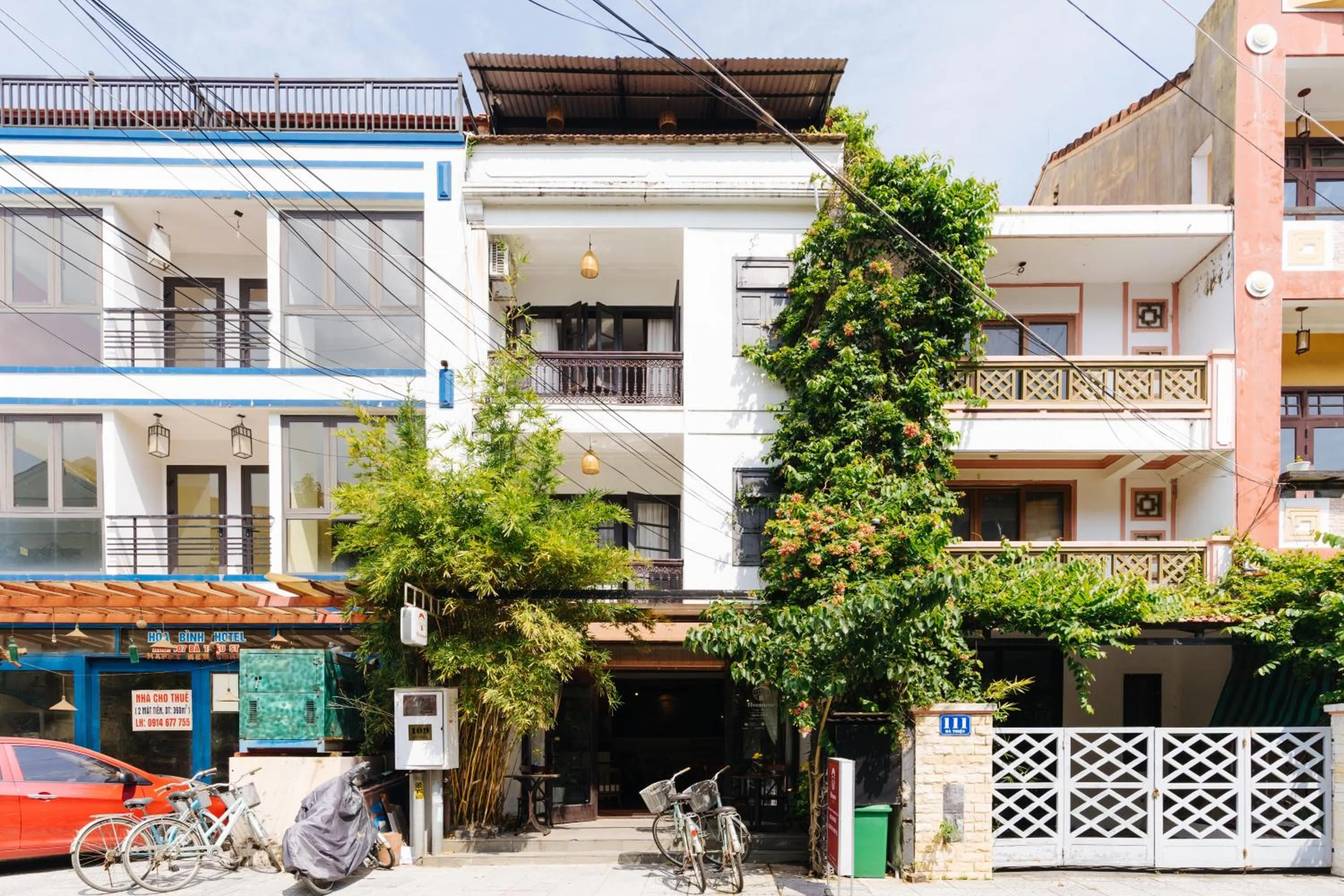 Property building in Tribee Cotu - Hostel