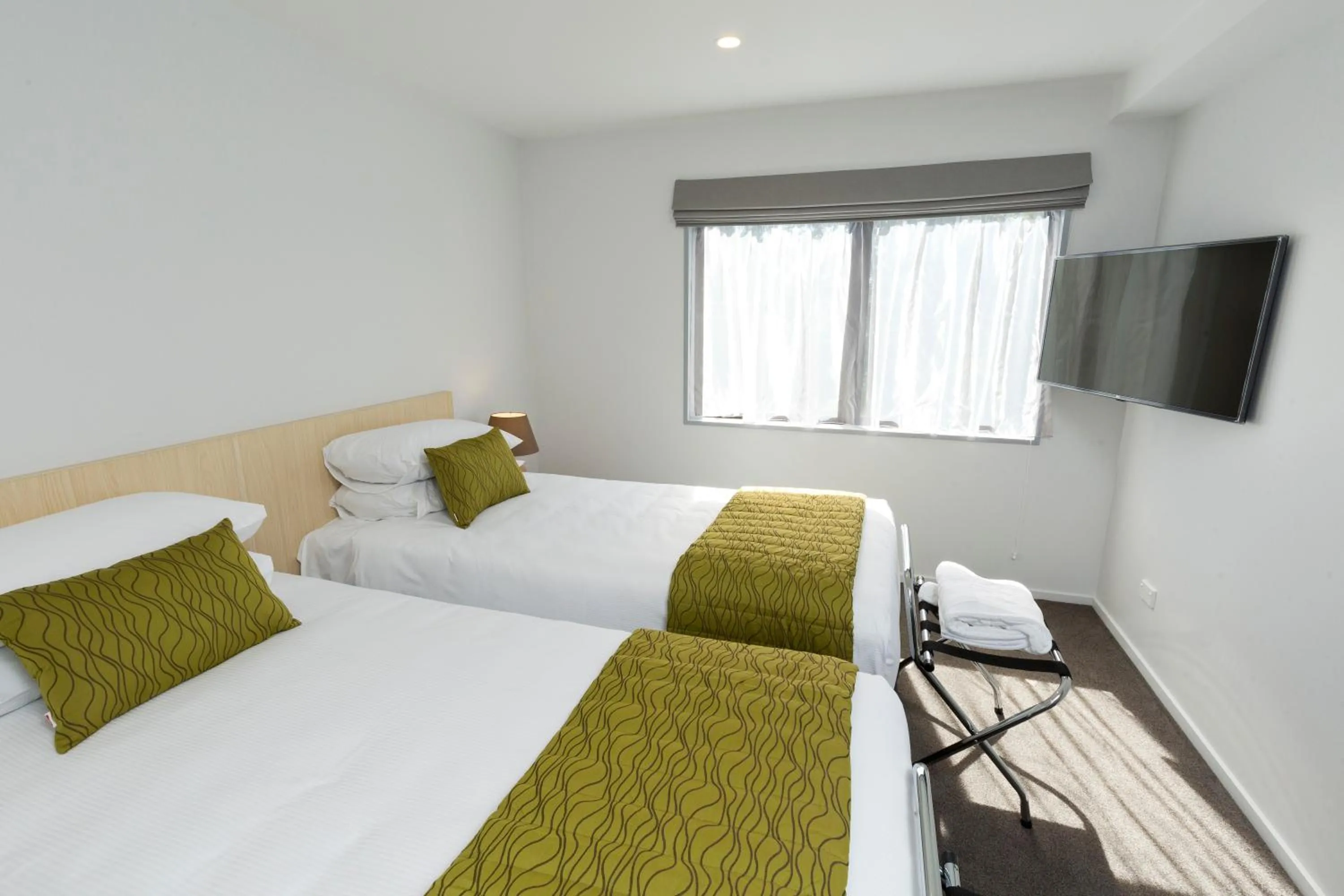 Bedroom, Bed in 2 on Whiteleigh and 239 on Lincoln Motel