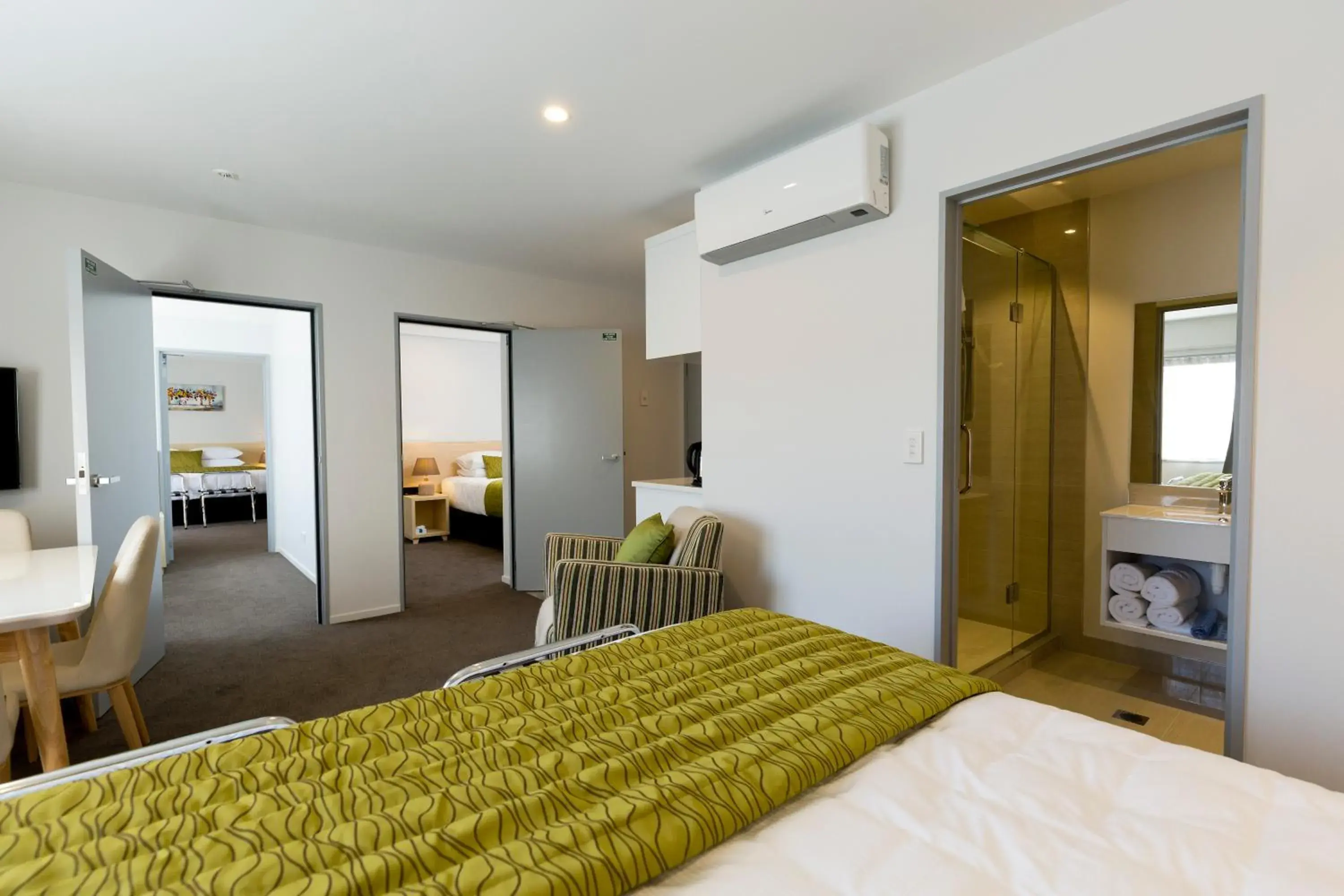 Superior Family Room in 2 on Whiteleigh and 239 on Lincoln Motel Superior Family Room in 2 on Whiteleigh and 239 on Lincoln Motel