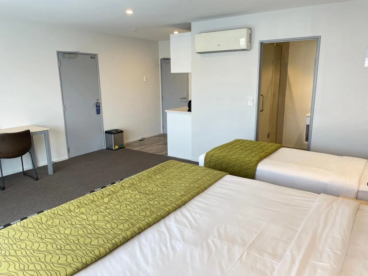 internet, Bed in 2 on Whiteleigh and 239 on Lincoln Motel