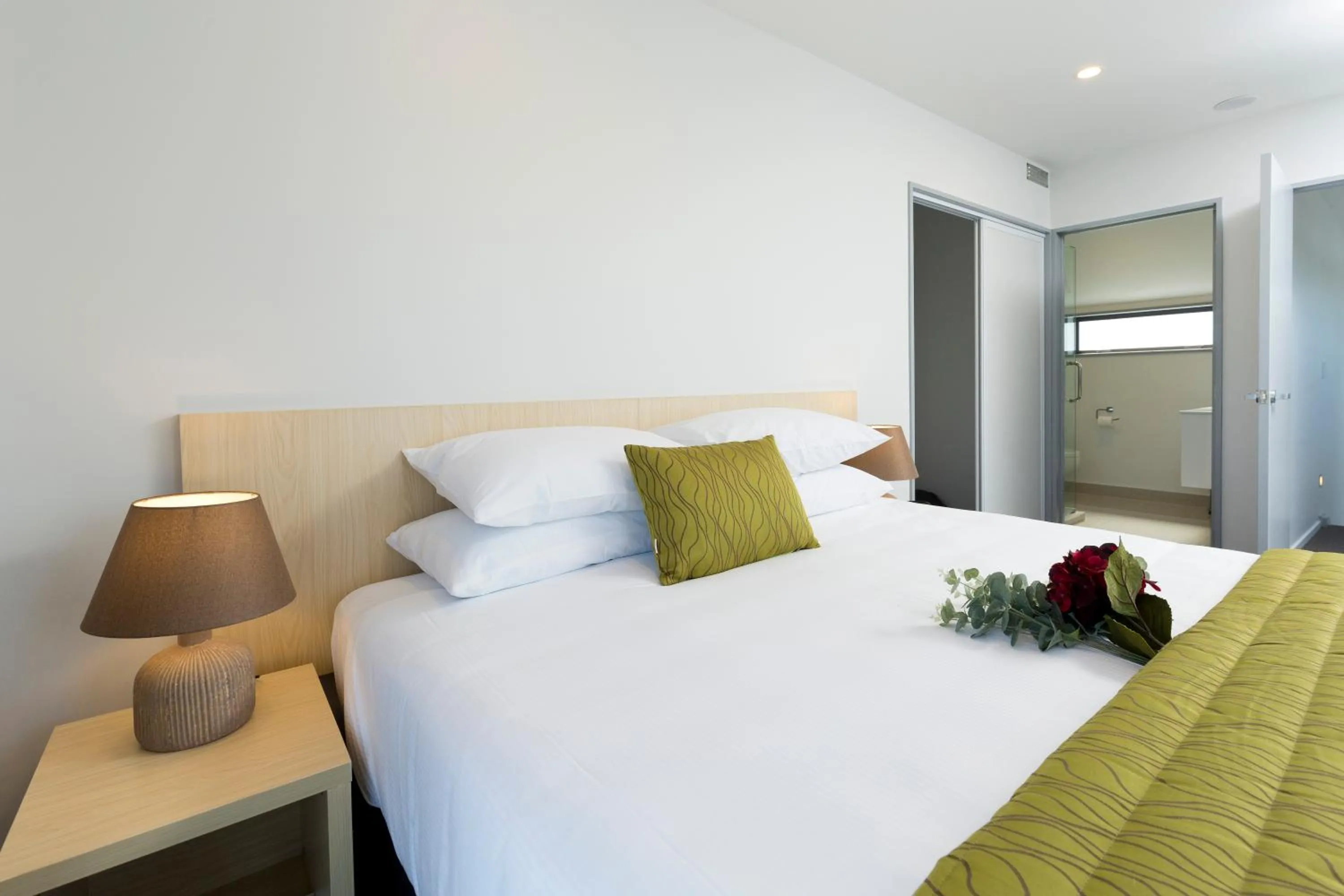 Bedroom, Bed in 2 on Whiteleigh and 239 on Lincoln Motel