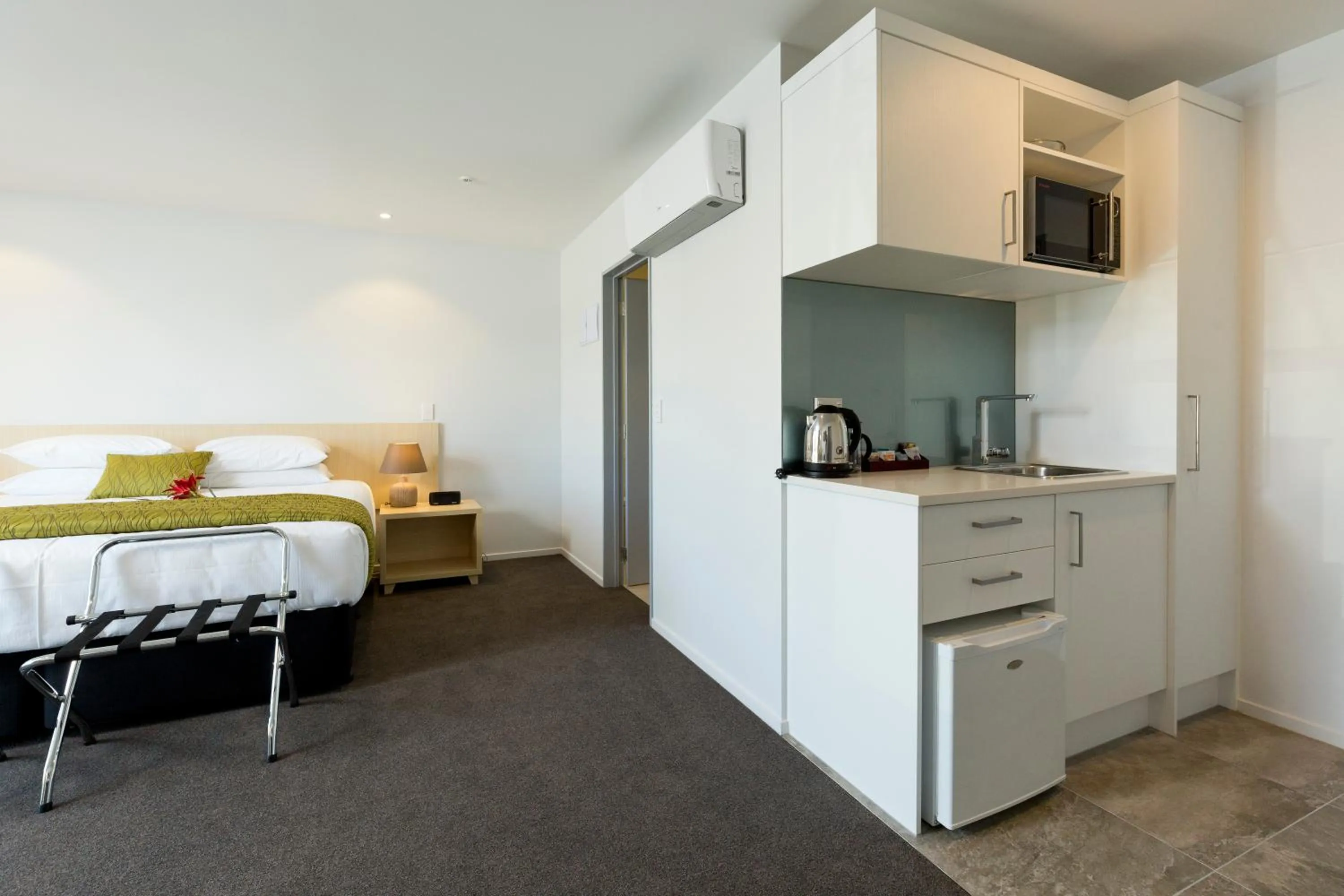 Kitchen or kitchenette, Bed in 2 on Whiteleigh and 239 on Lincoln Motel