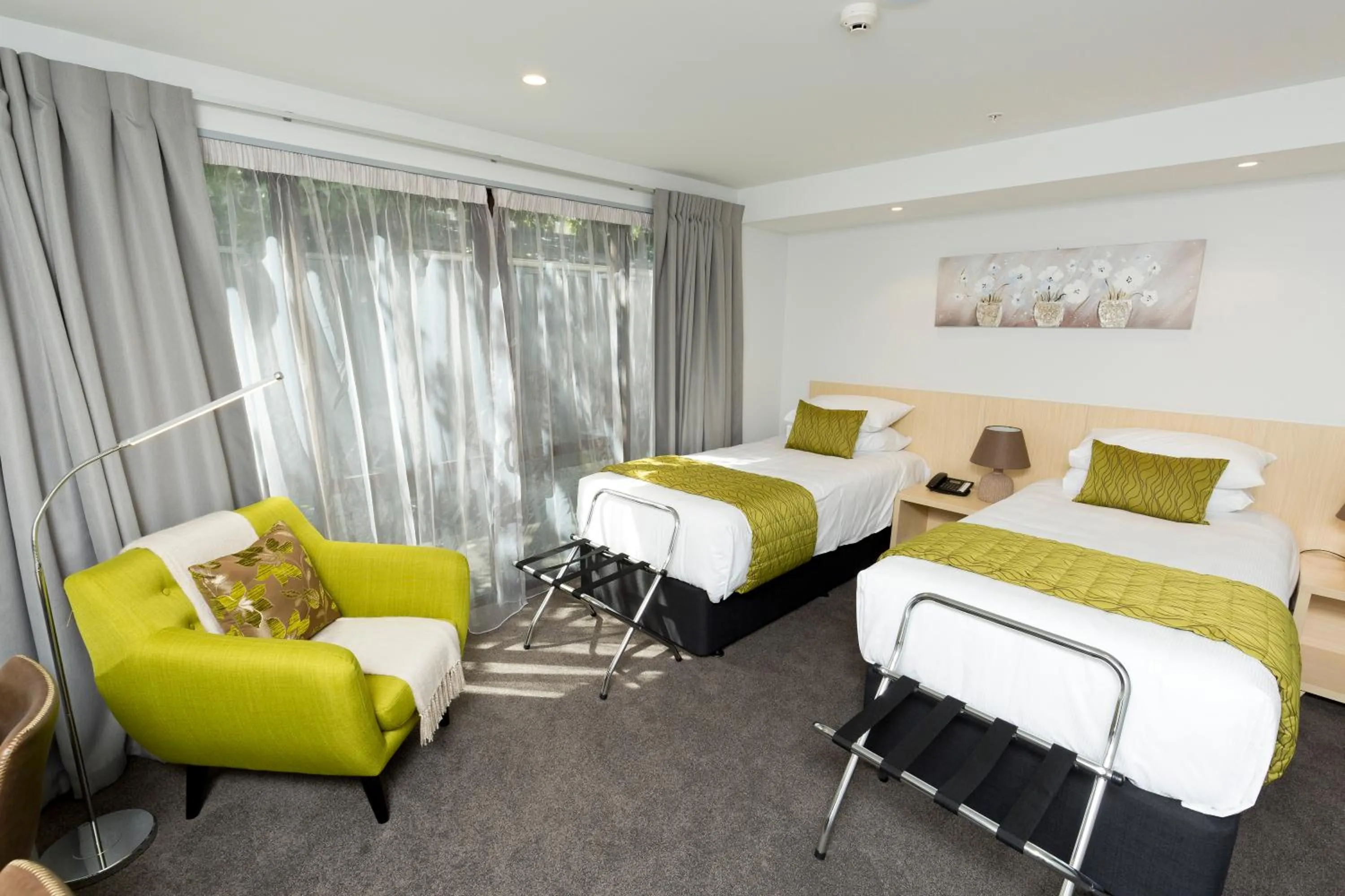 Bedroom, Bed in 2 on Whiteleigh and 239 on Lincoln Motel