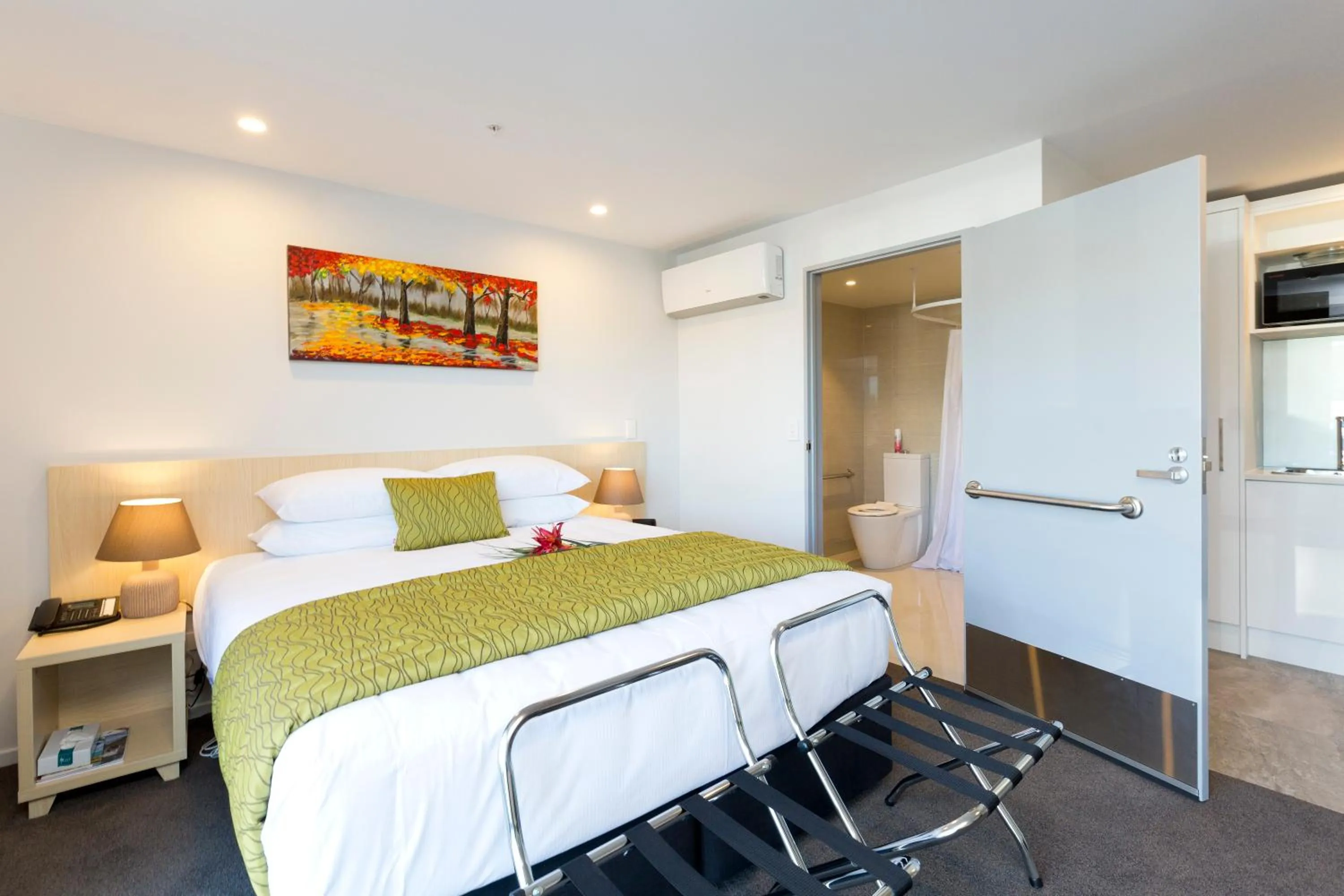 Bathroom, Bed in 2 on Whiteleigh and 239 on Lincoln Motel