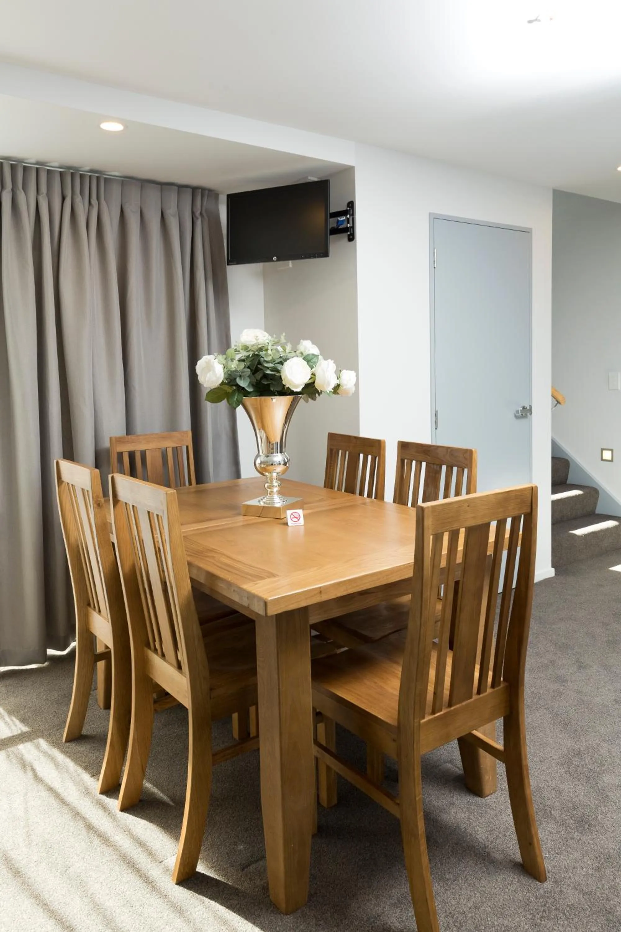 Dining area in 2 on Whiteleigh and 239 on Lincoln Motel