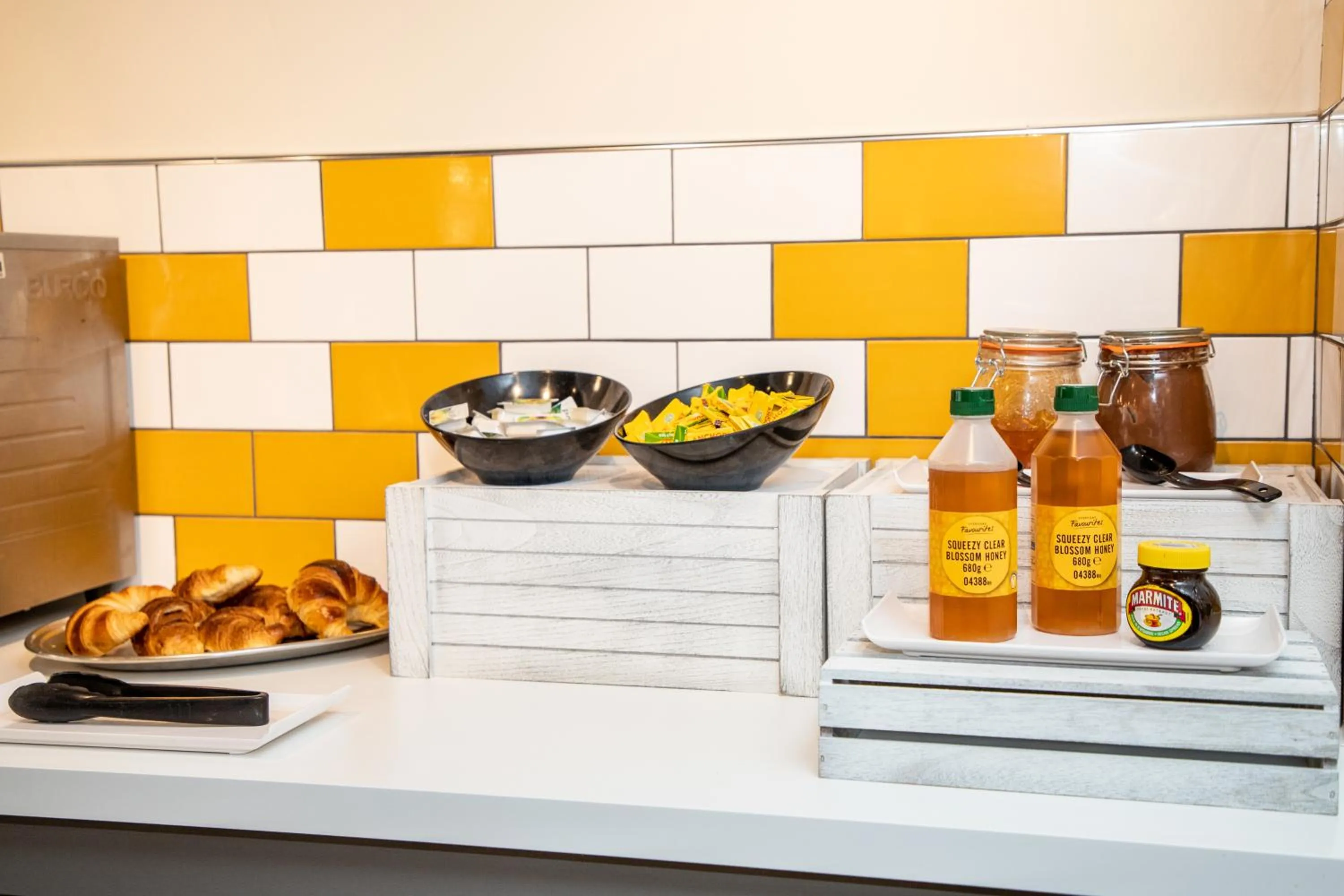 Restaurant/places to eat in Knowsley Inn & Lounge